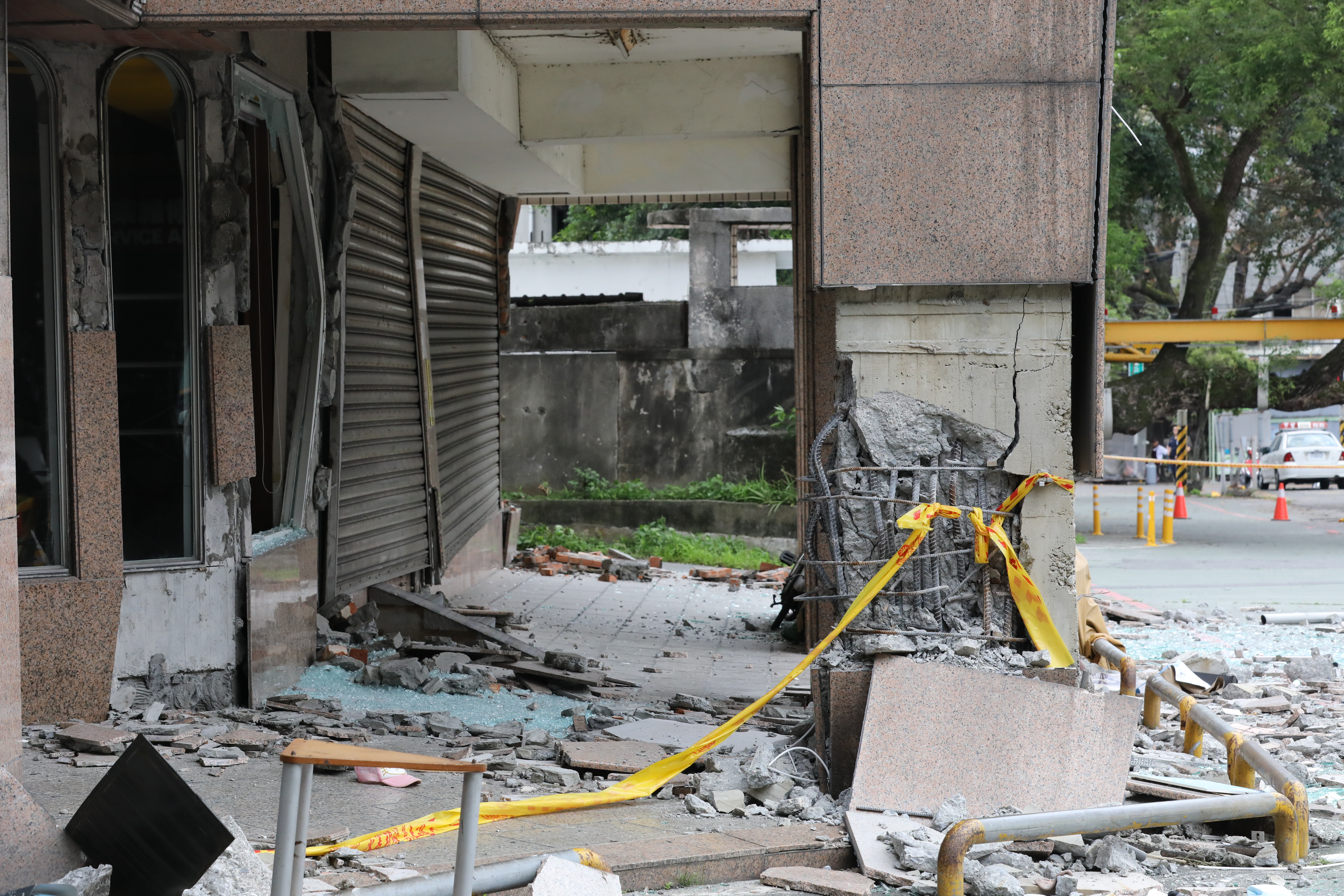 花蓮強震後全台已至少42件建物遭列紅單，若民眾對自家房屋有安全疑慮，可洽詢當地建管單位，請專業技師進行評估。圖為花蓮明禮路統帥大樓。