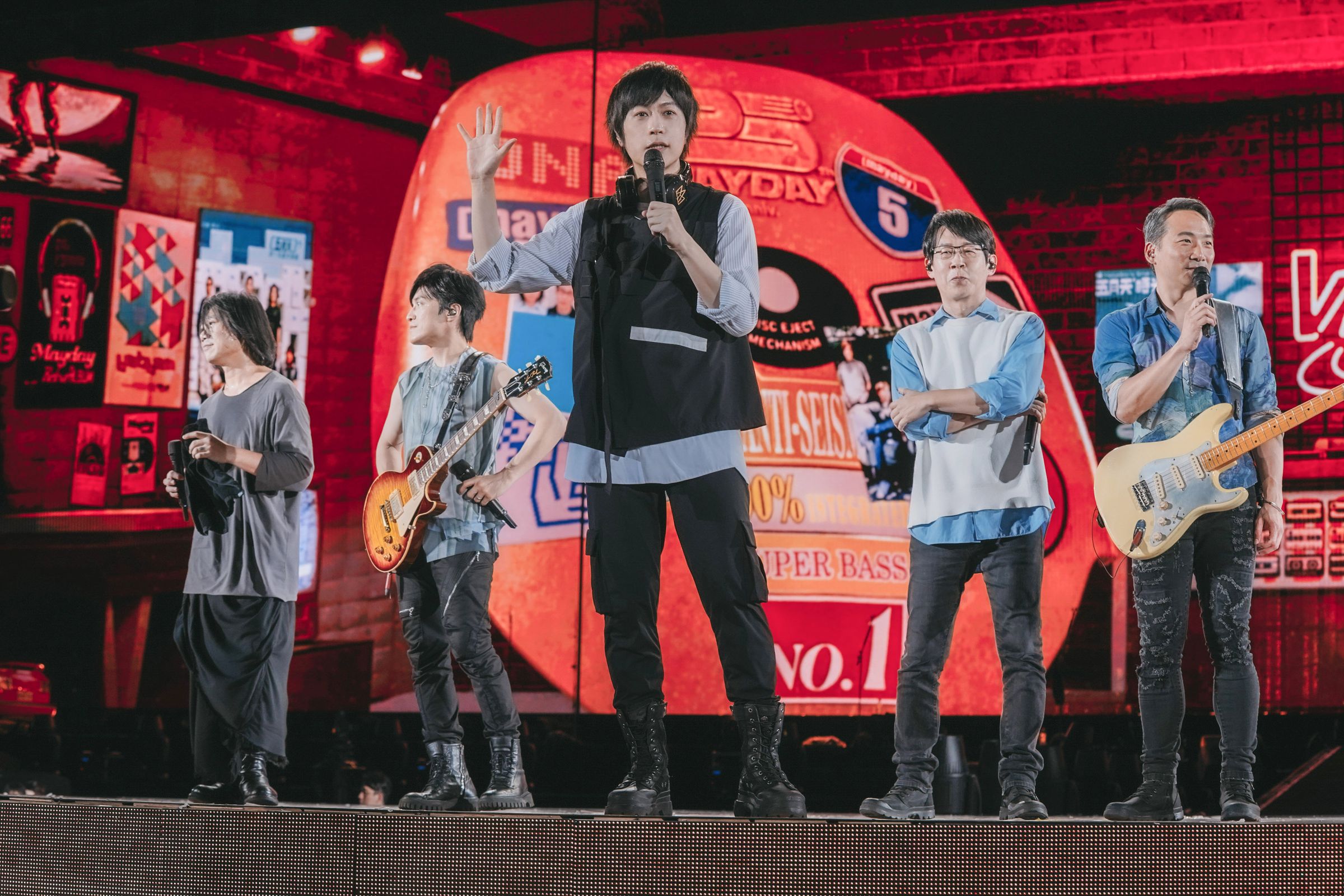 五月天在深圳舉辦5525《回到那一天》25週年巡迴演唱會。(相信音樂提供)