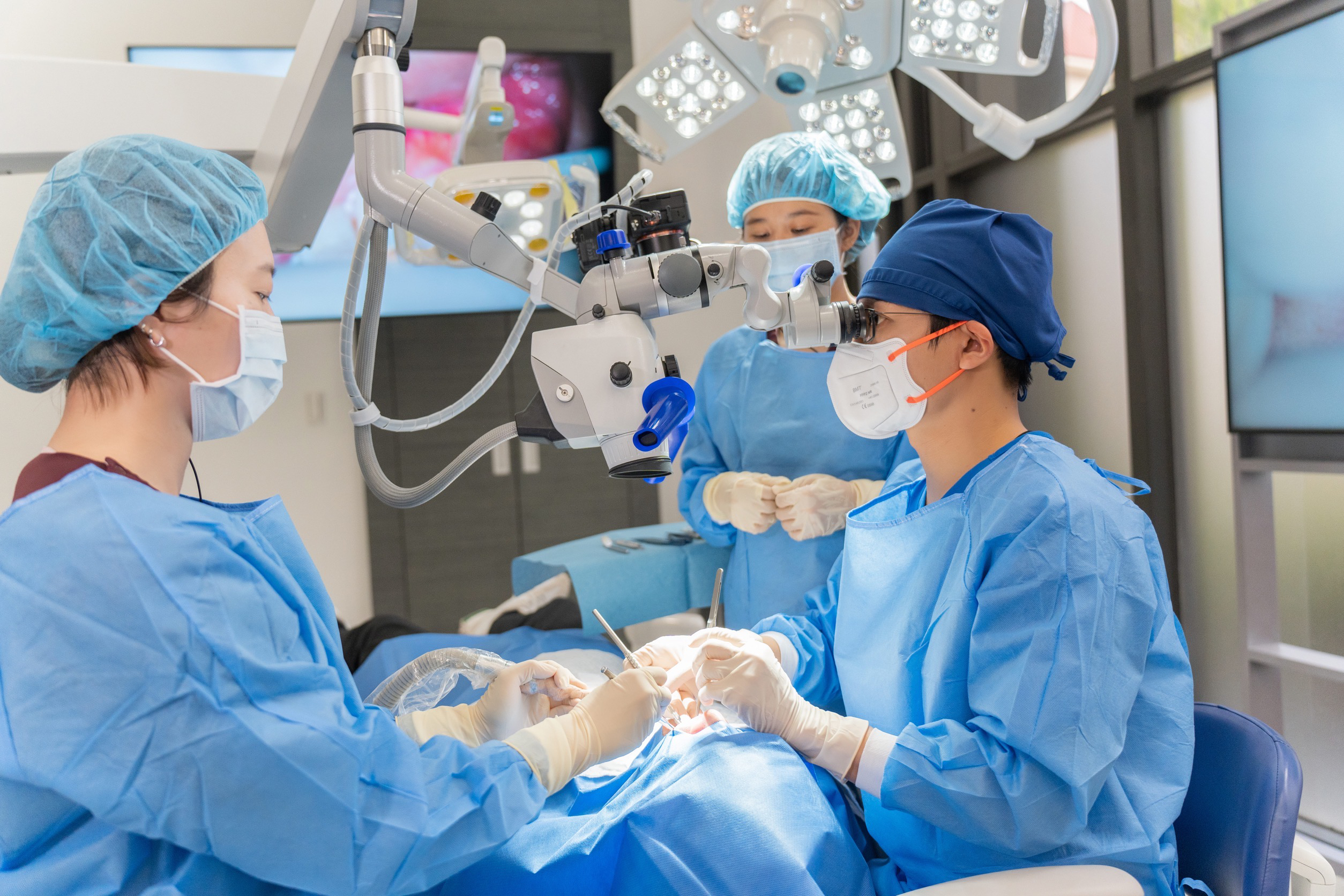 牙科顯微鏡的高倍率放大功能讓牙科治療更精準微創,術後疼痛、癒合時間縮短,為患者的一大福音。