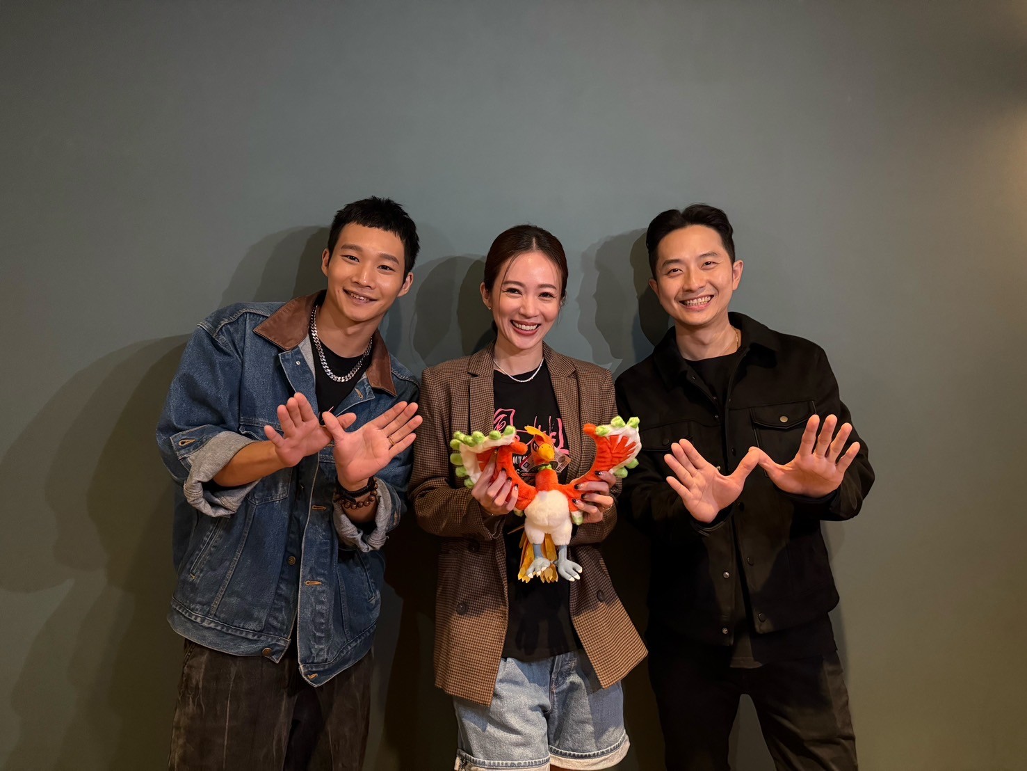 高宇蓁（中）的生日在北中南宣傳電影度過，黃冠智（左）送上寶可夢娃娃祝戲裡的姐姐生日快樂。右為導演邱新達。（后花園影像提供）