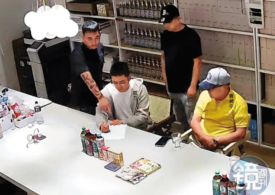 袁等人逼威力簽還款協議。(本刊資料室)
