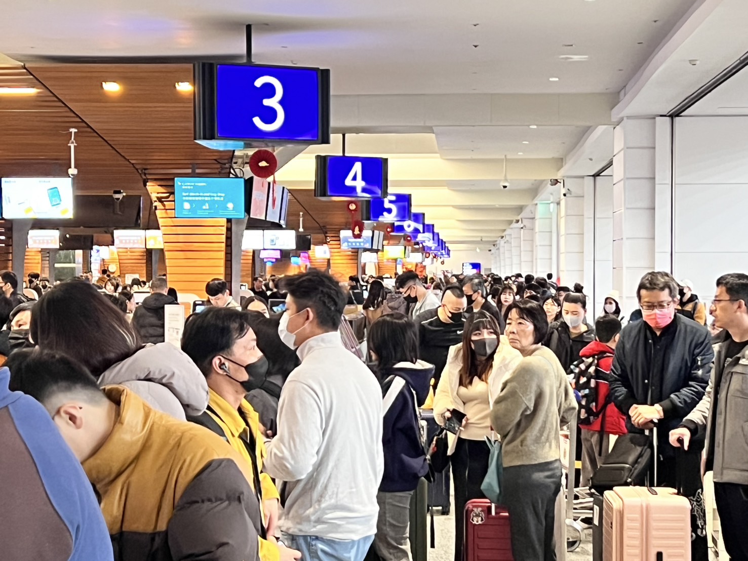 春節9天連假開跑，不少出國旅遊的民眾清晨紛紛湧入機場。