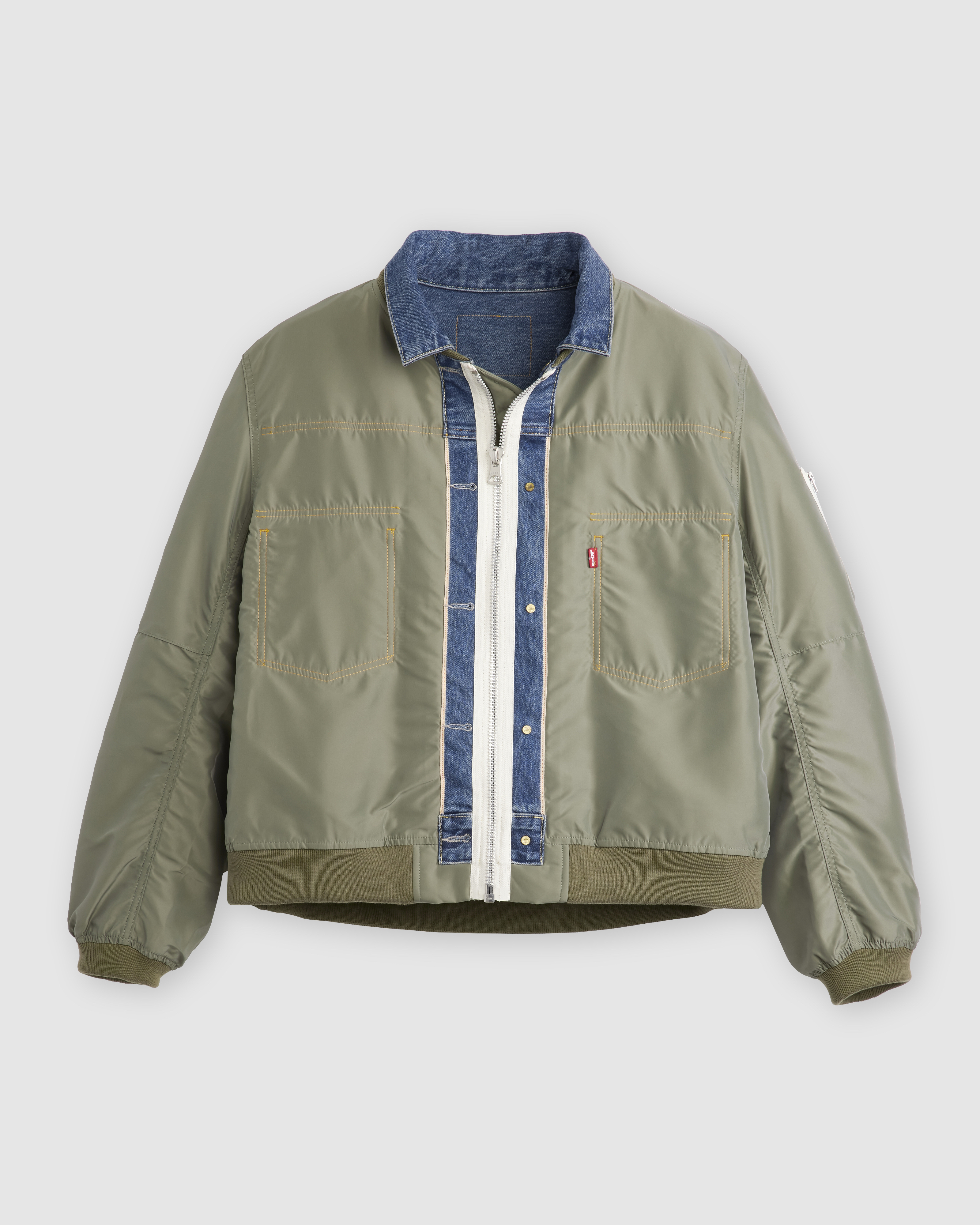 Levi's x sacai聯名系列雙面穿丹寧飛行員外套。NT$29,100。（Levi's提供）