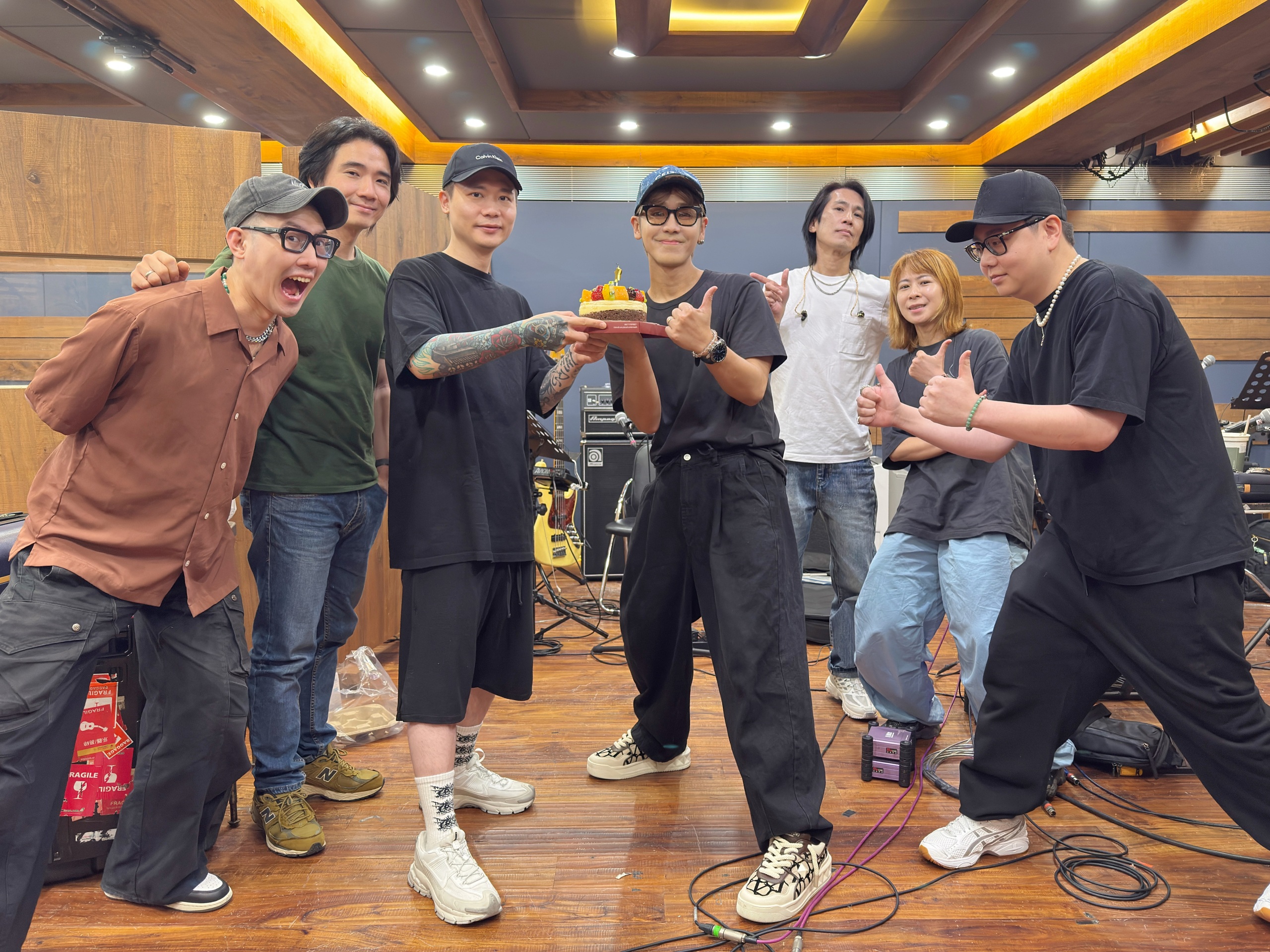 鼓鼓生日，蕭秉治（左3）與樂手老師一起為他慶生。（相信音樂提供）