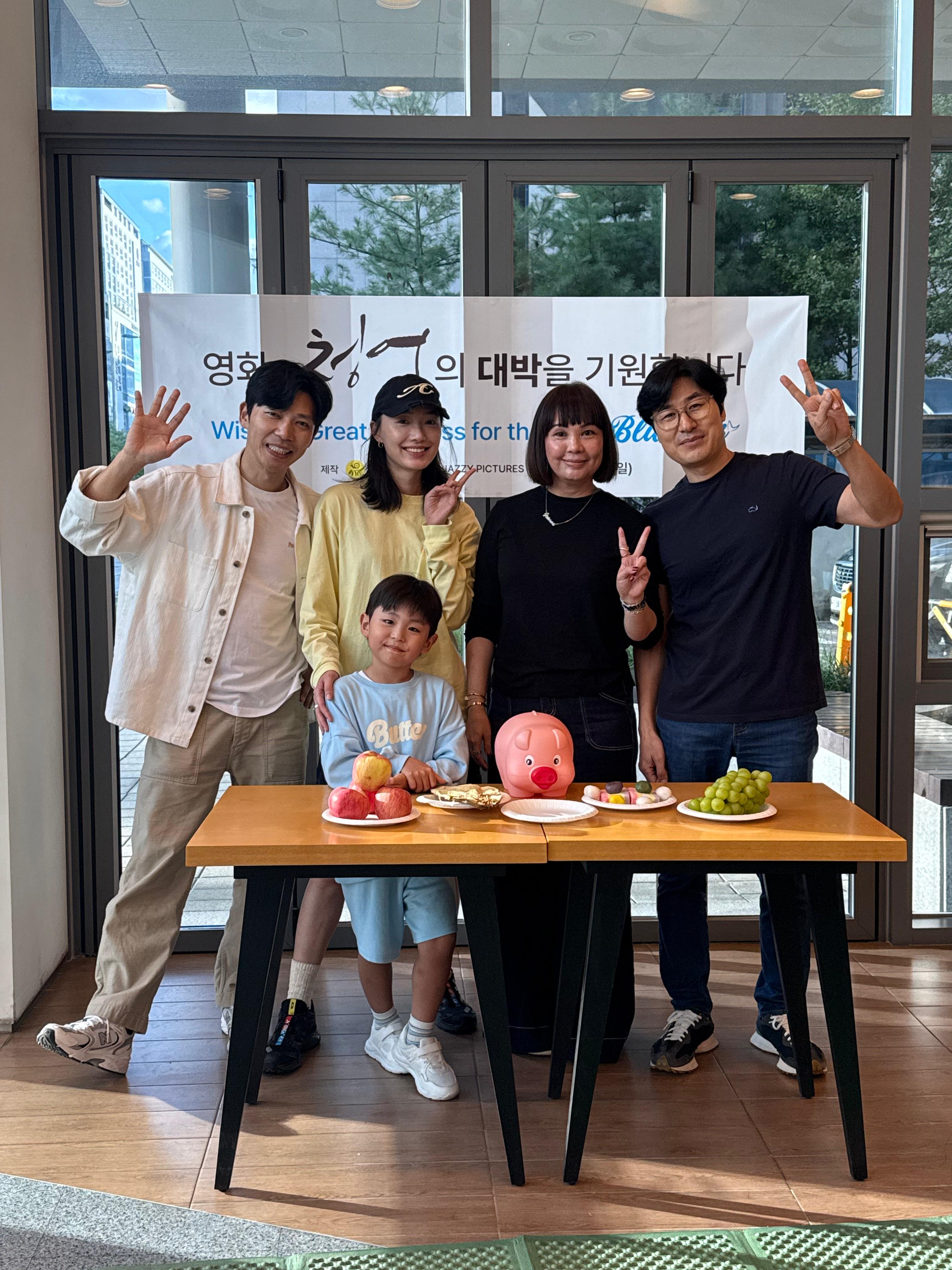 蔡思韵(左2)參與電影《Bluefish》,與韓國演員池承炫(左)、導演李相勳(右)及劇中童星合照。(MOM production limited 提供)