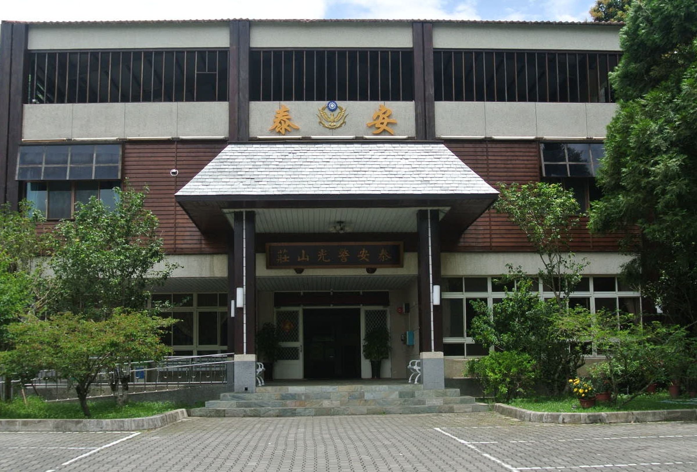 位於泰安溫泉區的泰安警光山莊,今日傳出老翁泡大眾池溺斃的不幸事件,圖為泰安警光山莊外觀。(翻攝苗栗縣警察局官網)