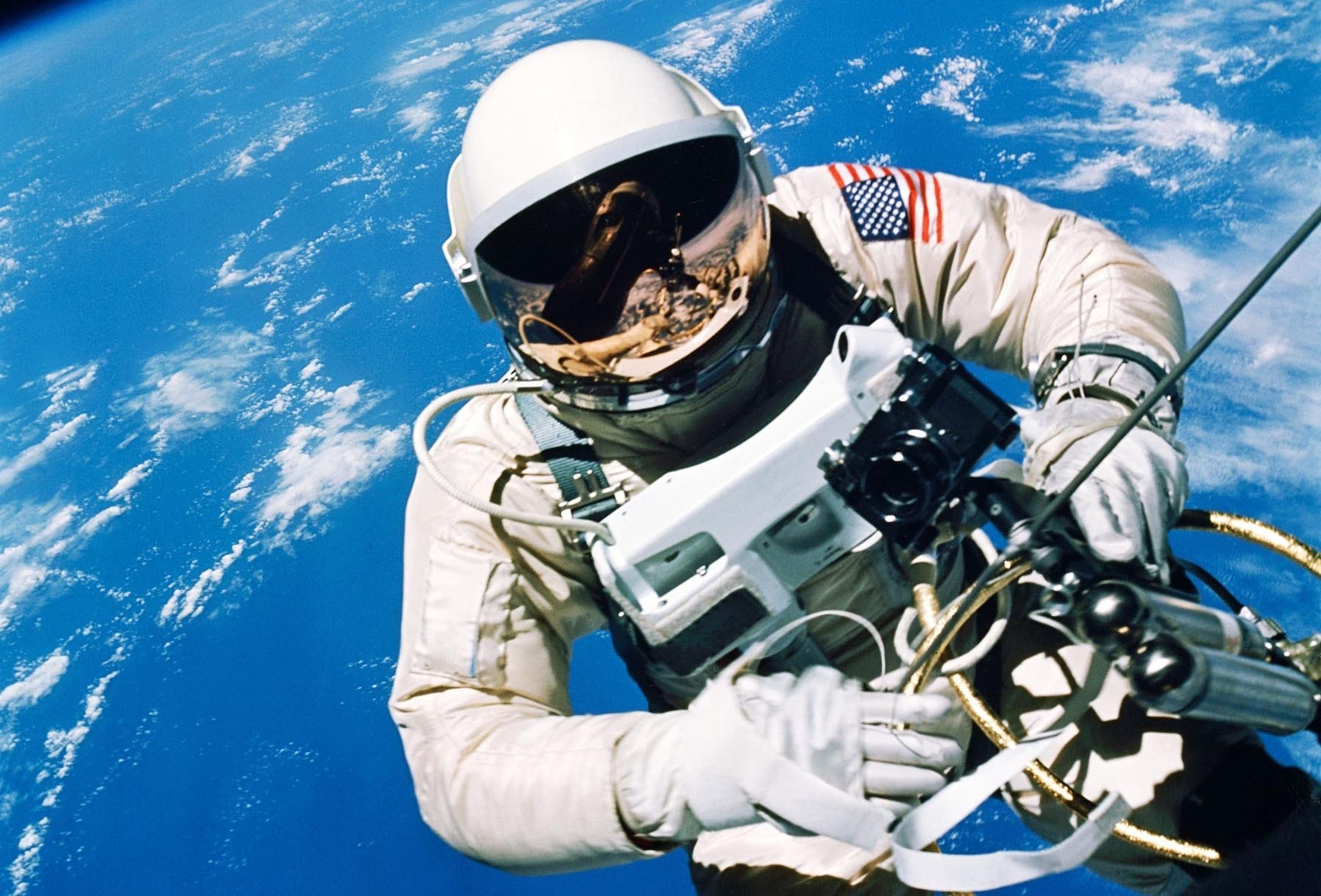1965年6月3日Ed White 執行美國首次太空漫步,左手腕配戴兩枚 Omega Speedmaster 105.003。