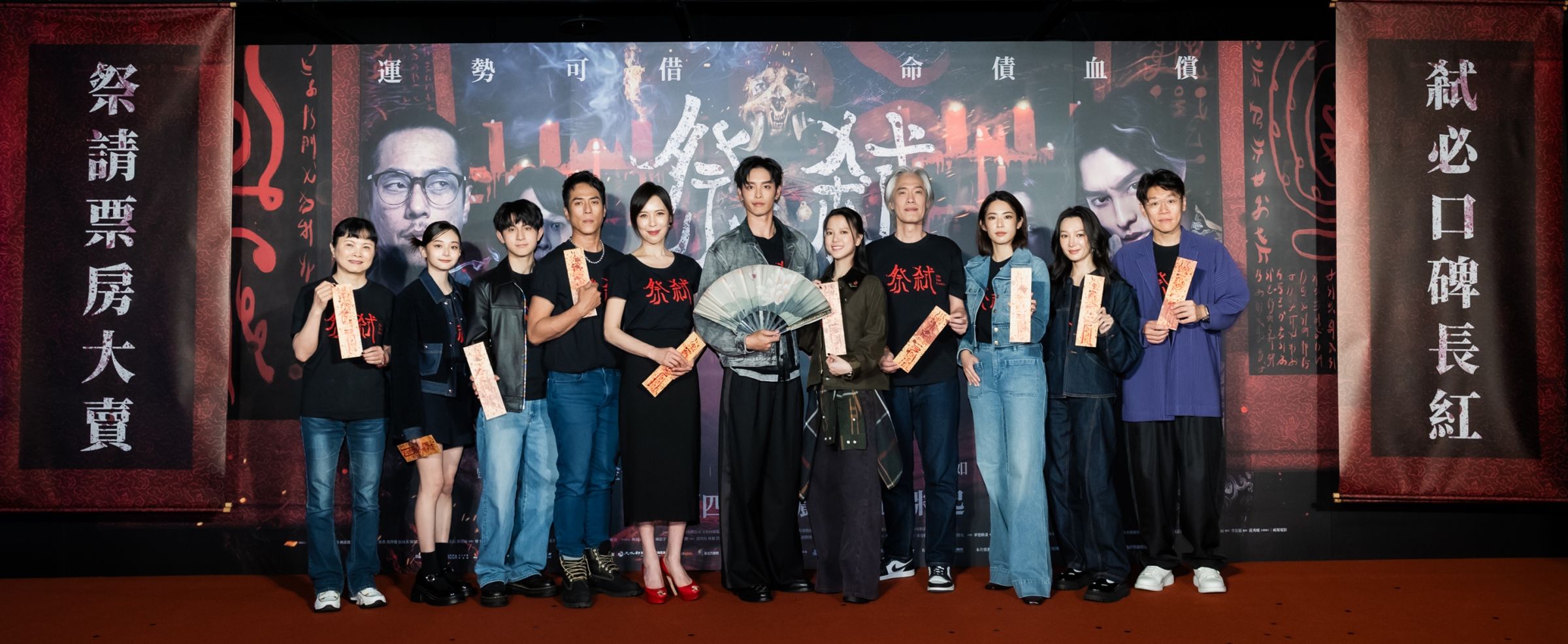 曹佑寧片中驅魔戲設計成實體接觸的「肉搏格鬥」,搭配扇子作為攻擊媒介,打鬥起來超帥氣。(威視提供)