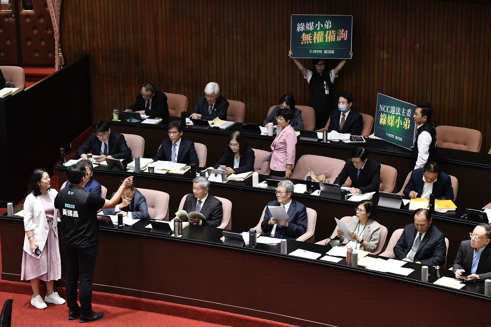 立法院開議，藍白聯手退回中央政府總預算案，引發綠營不滿。