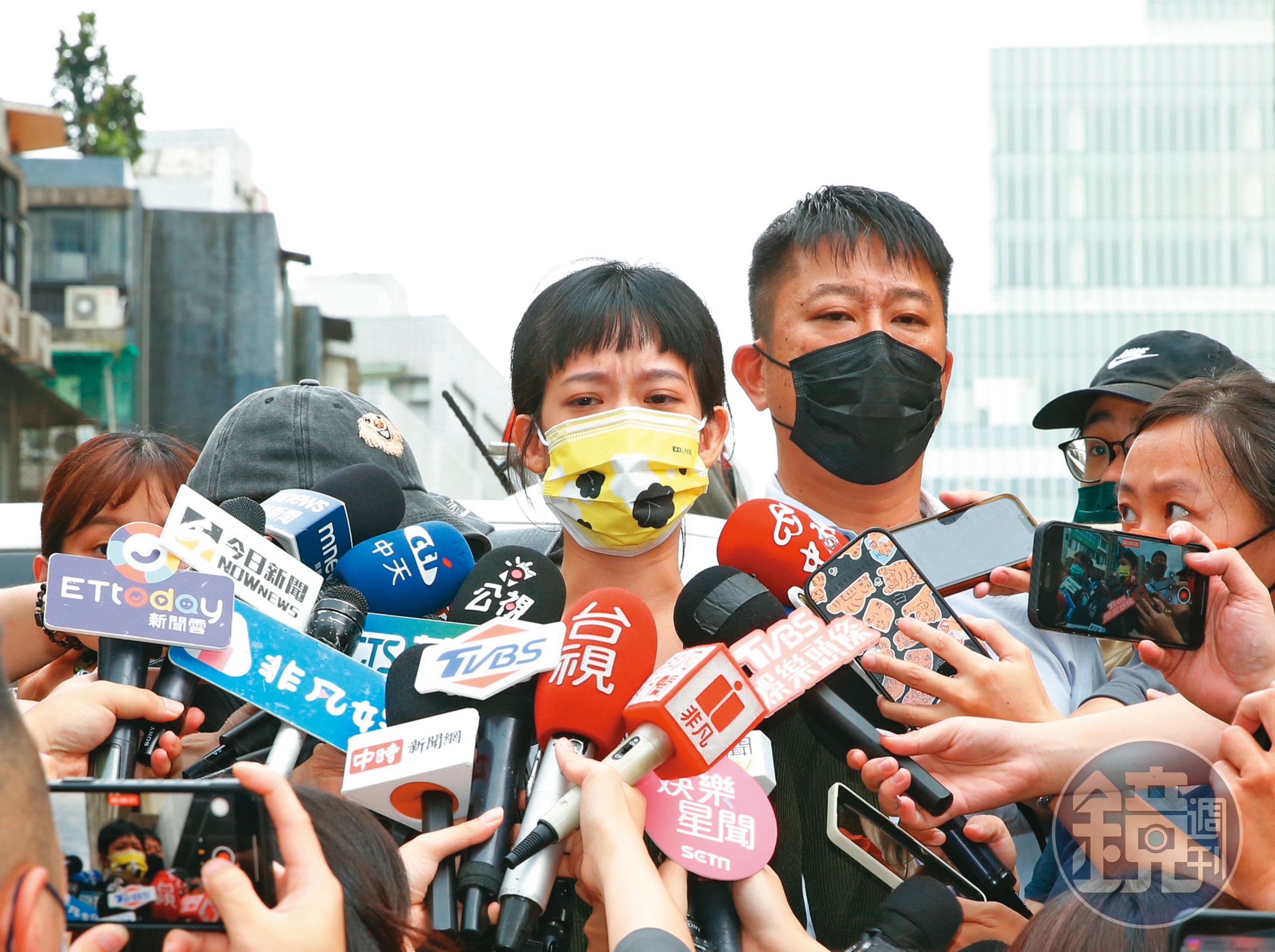 孟耿如哽咽提到和黃⼦佼是一家人，不管發生什麼事情都會一起面對，彌補過錯。