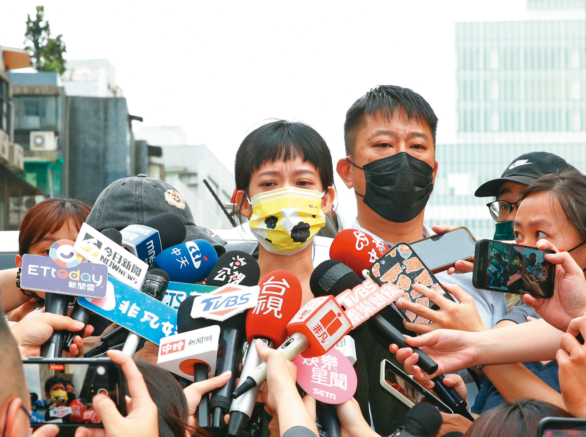 孟耿如哽咽提到和黃⼦佼是一家人，不管發生什麼事情都會一起面對，彌補過錯。