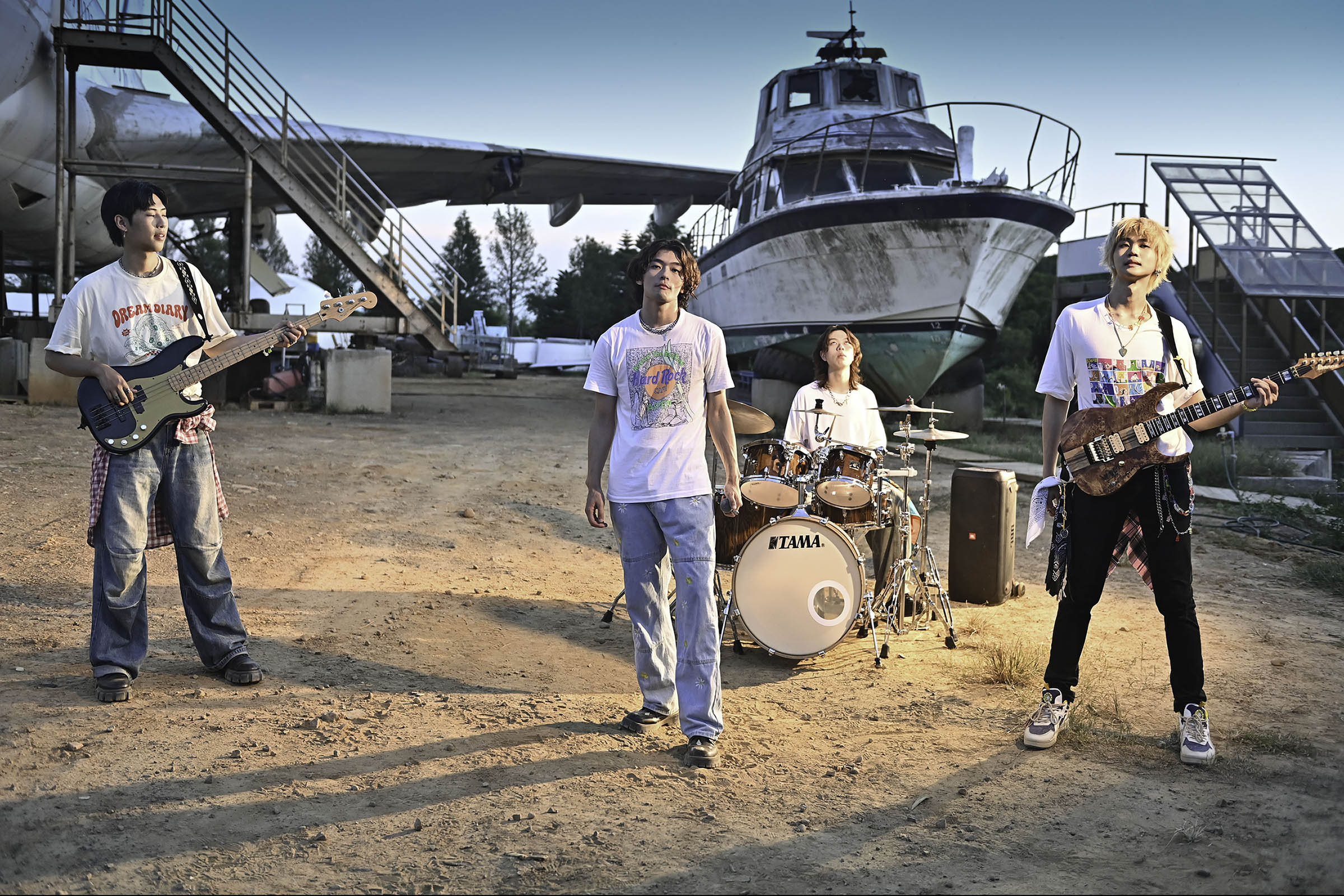 帕拉斯 PALLAS晉級為「最快一飛沖天的新人」（左起漢堡、FAMA、大寶、小葵）。（迷音樂提供）