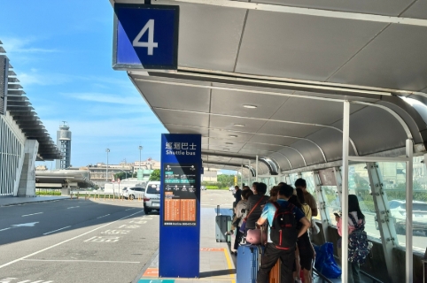 桃機表示，配合三航工程「航廈電車7月服務調整」，請民眾多加利用「桃園機場捷運」及「24小時航廈巡迴巴士」雙軌免費接駁服務。（取自桃機官網）