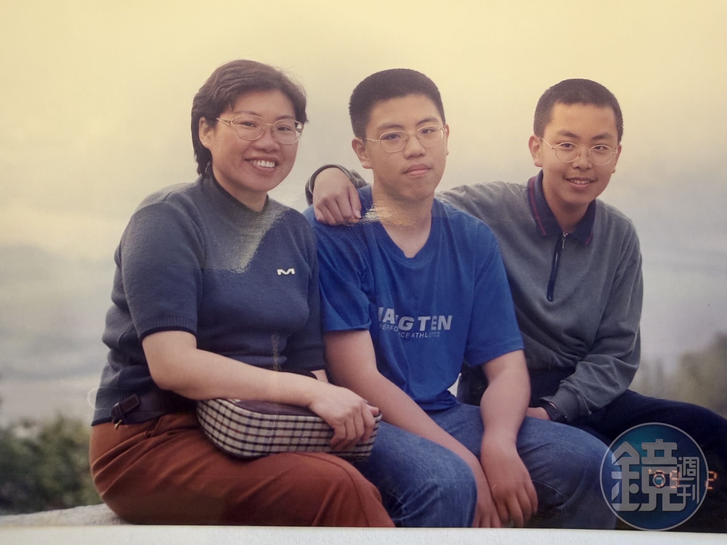 母親李雯蕙（左）在蔡聖威（右）心中是女強人，她被詐騙後讓蔡聖威瞬間長大，中間為弟弟蔡聖國。（蔡聖威提供）