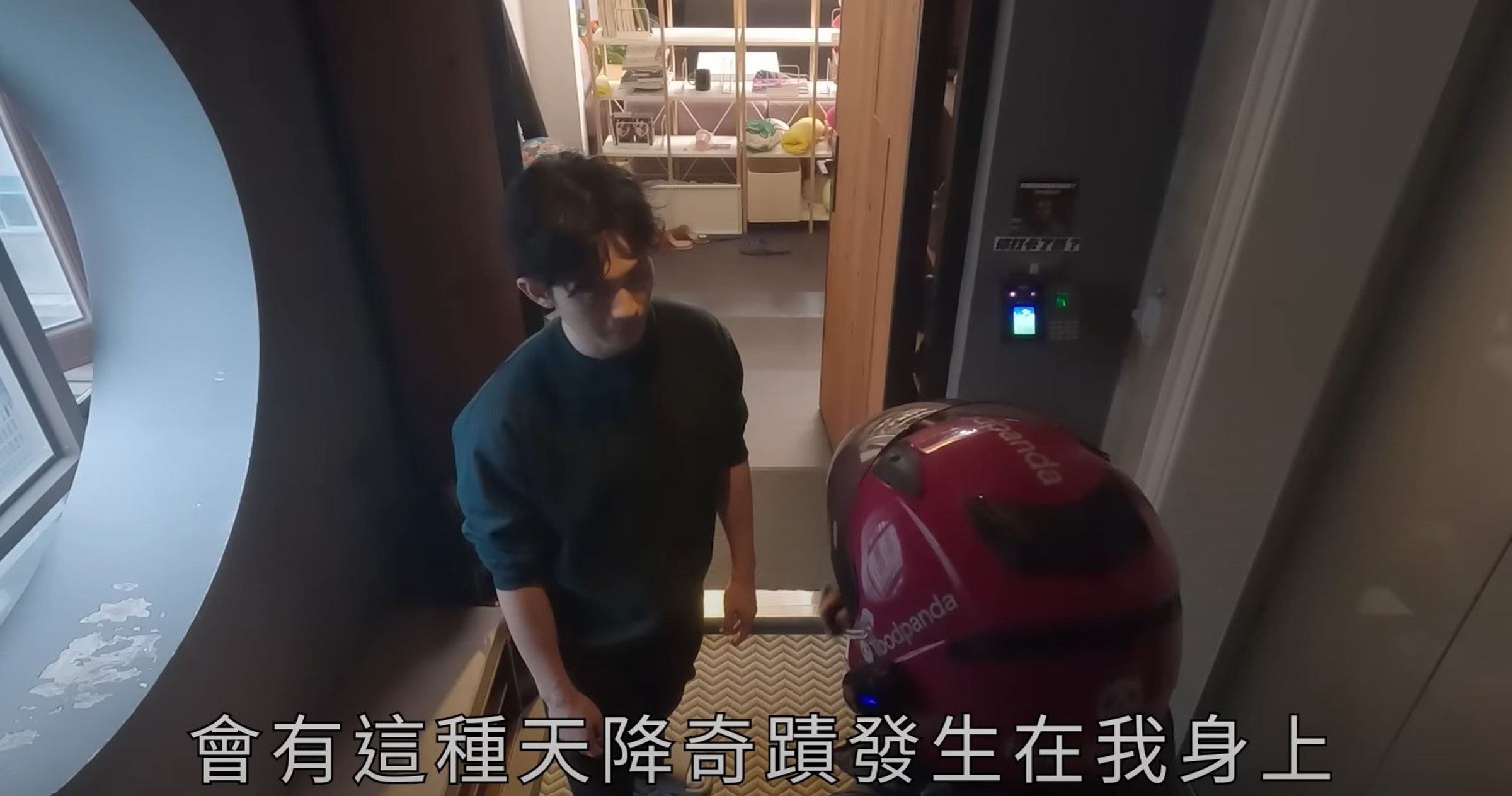 博恩回YT新片「把foodpanda給我的錢，送給外送員」，拍攝過程意外遇到一名人生坎坷的外送員。（翻攝自曾博恩YT頻道）