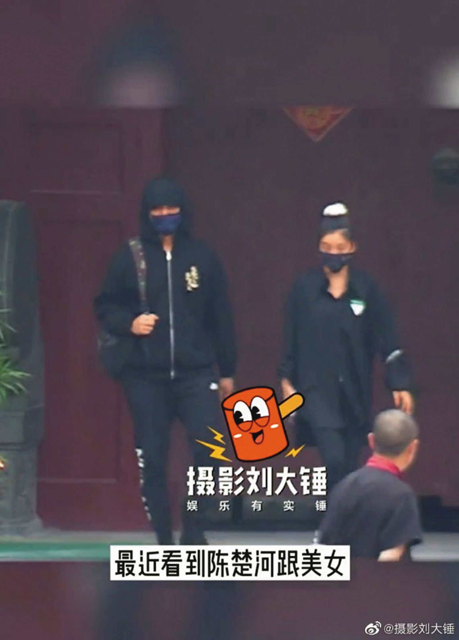 陳楚河（左）2022年被大陸狗仔拍到和美女從酒店步出。（翻攝自攝影劉大錘微博）