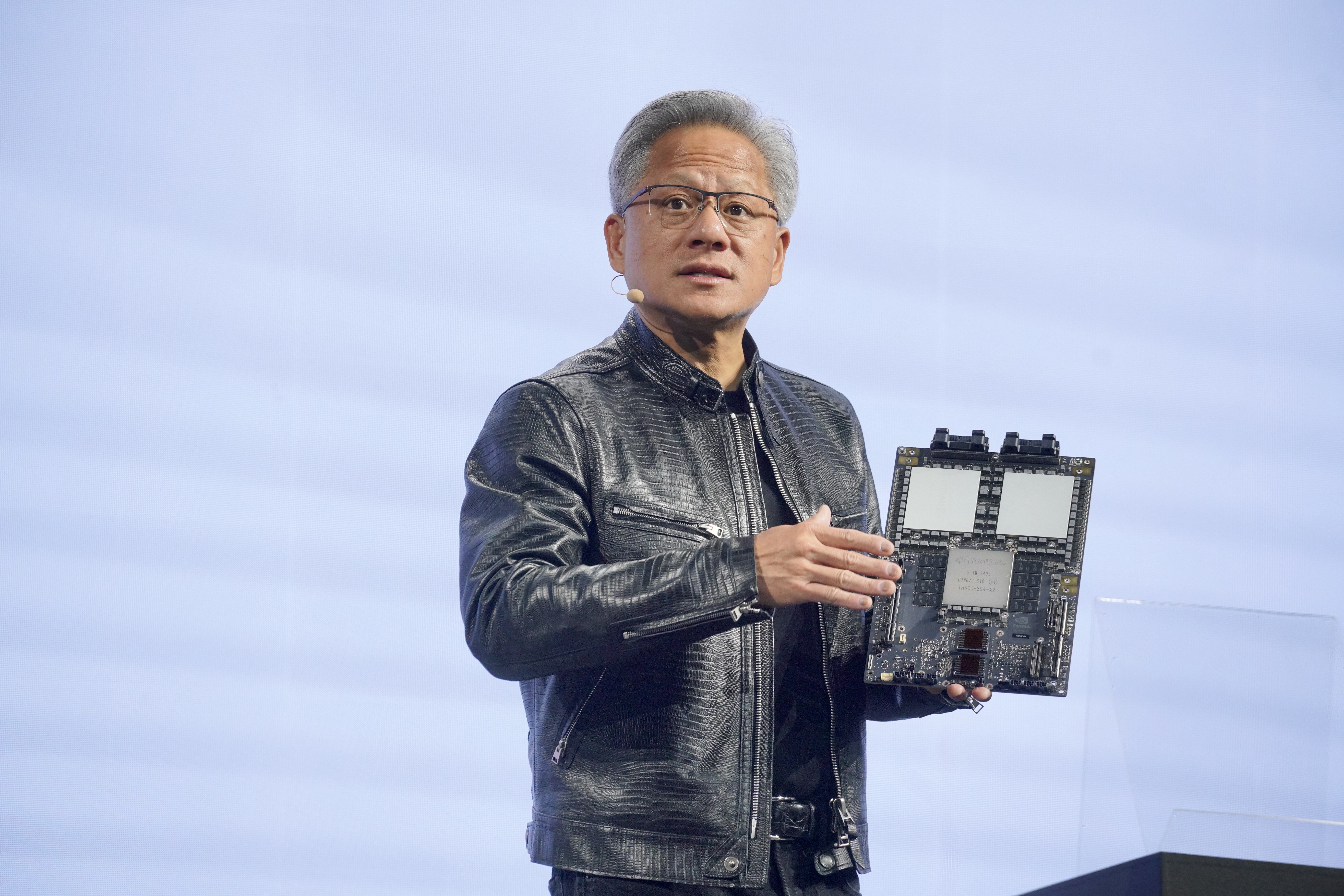 輝達執行長黃仁勳（圖）與「籃球之神」麥可喬丹竟然同年同月同日生。