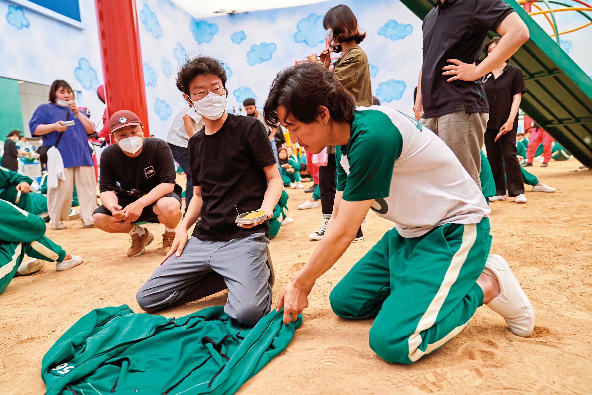黃東赫(前排左)執導、李政宰(前排右)主演的《魷魚遊戲》在全球掀熱潮,目前正籌拍第2、3季。(Netflix提供)