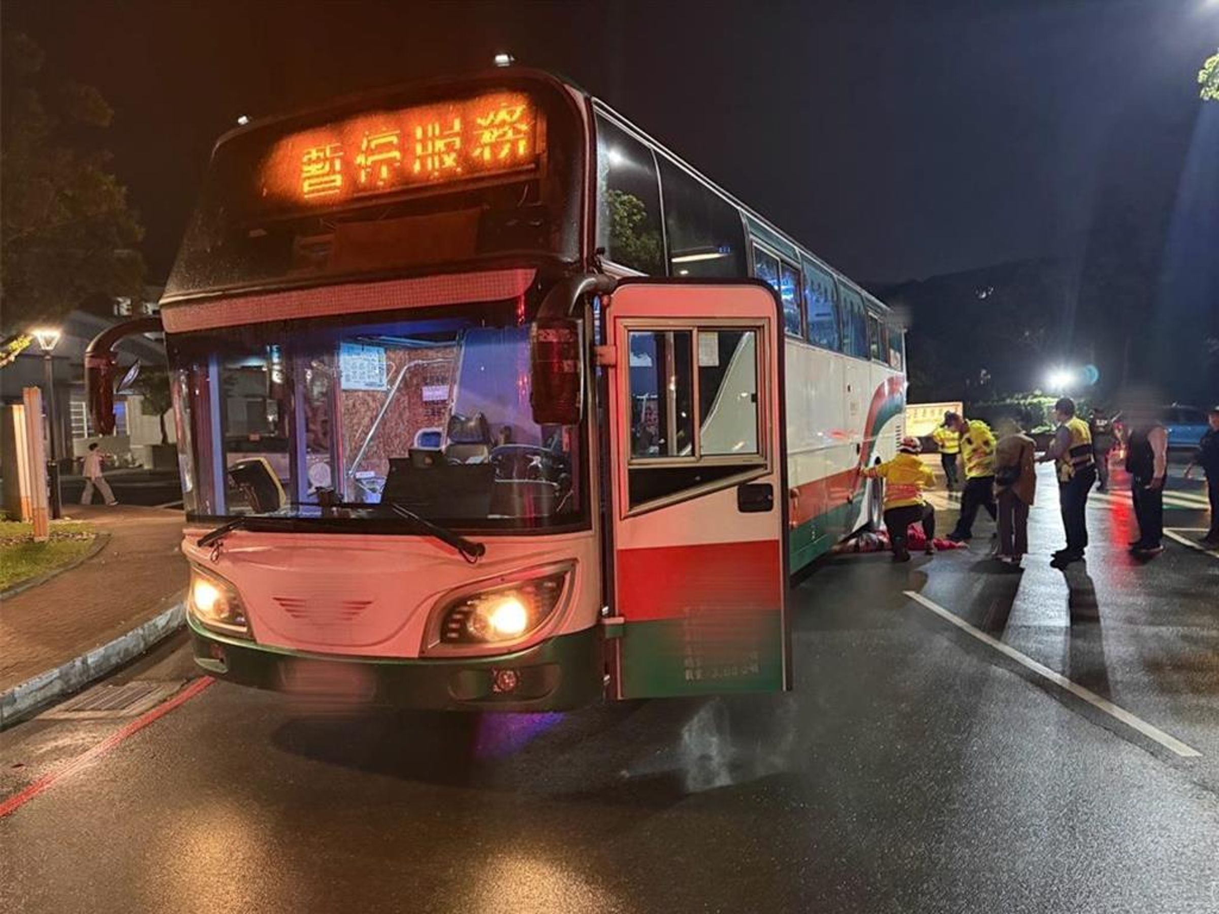 廖姓男子駕駛三重客運,26日在長庚大學校園撞傷斑馬線上的王姓男大生,三重客運發聲明致歉,也承諾會負起完全賠償責任。(翻攝畫面)