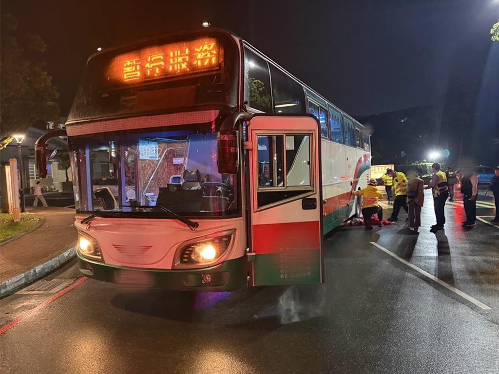 廖姓男子駕駛三重客運，26日在長庚大學校園撞傷斑馬線上的王姓男大生，三重客運發聲明致歉，也承諾會負起完全賠償責任。（翻攝畫面）