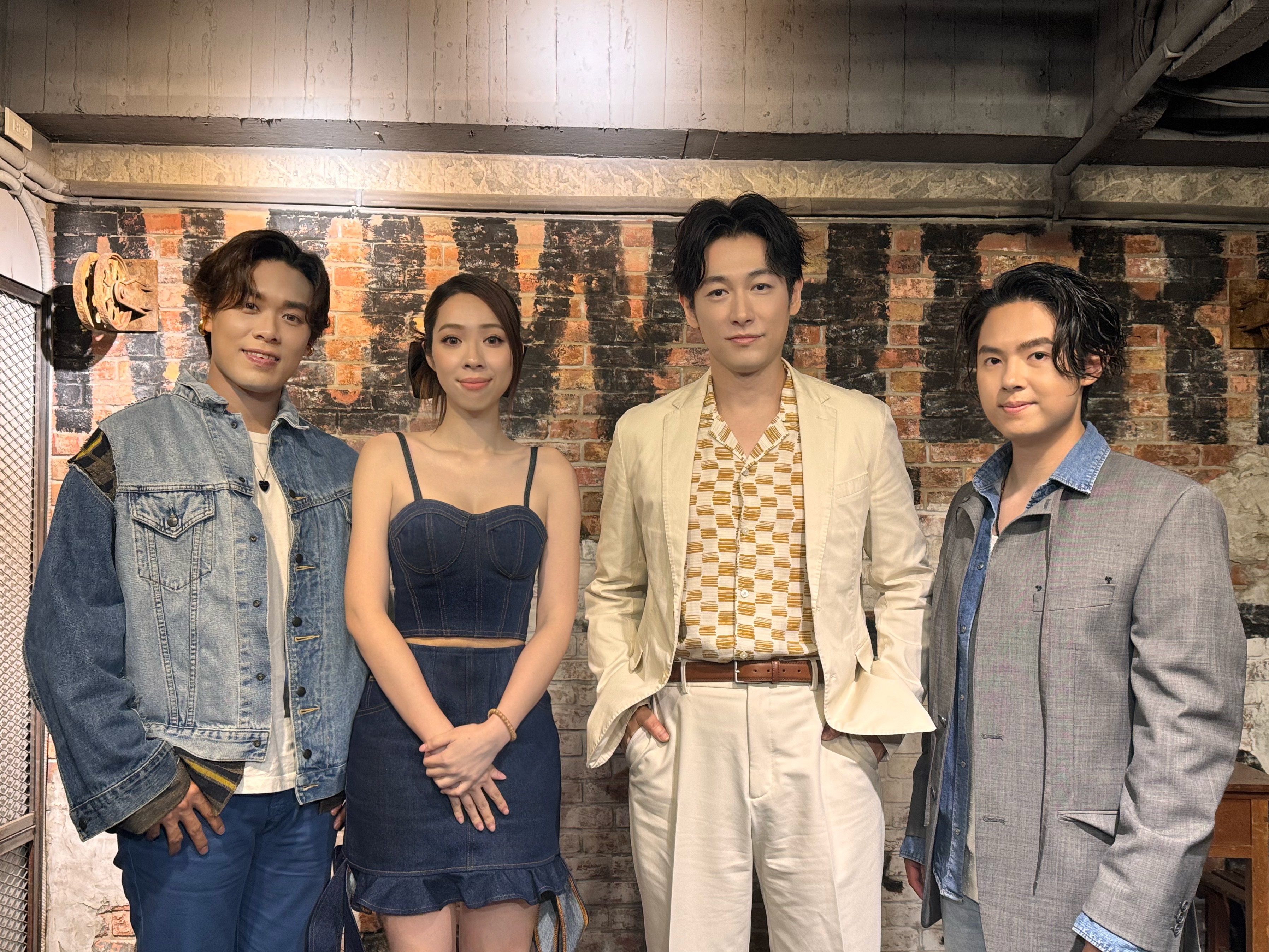 藤岡靛與告五人合作中文新歌〈一起看黃昏〉。（相信音樂提供）