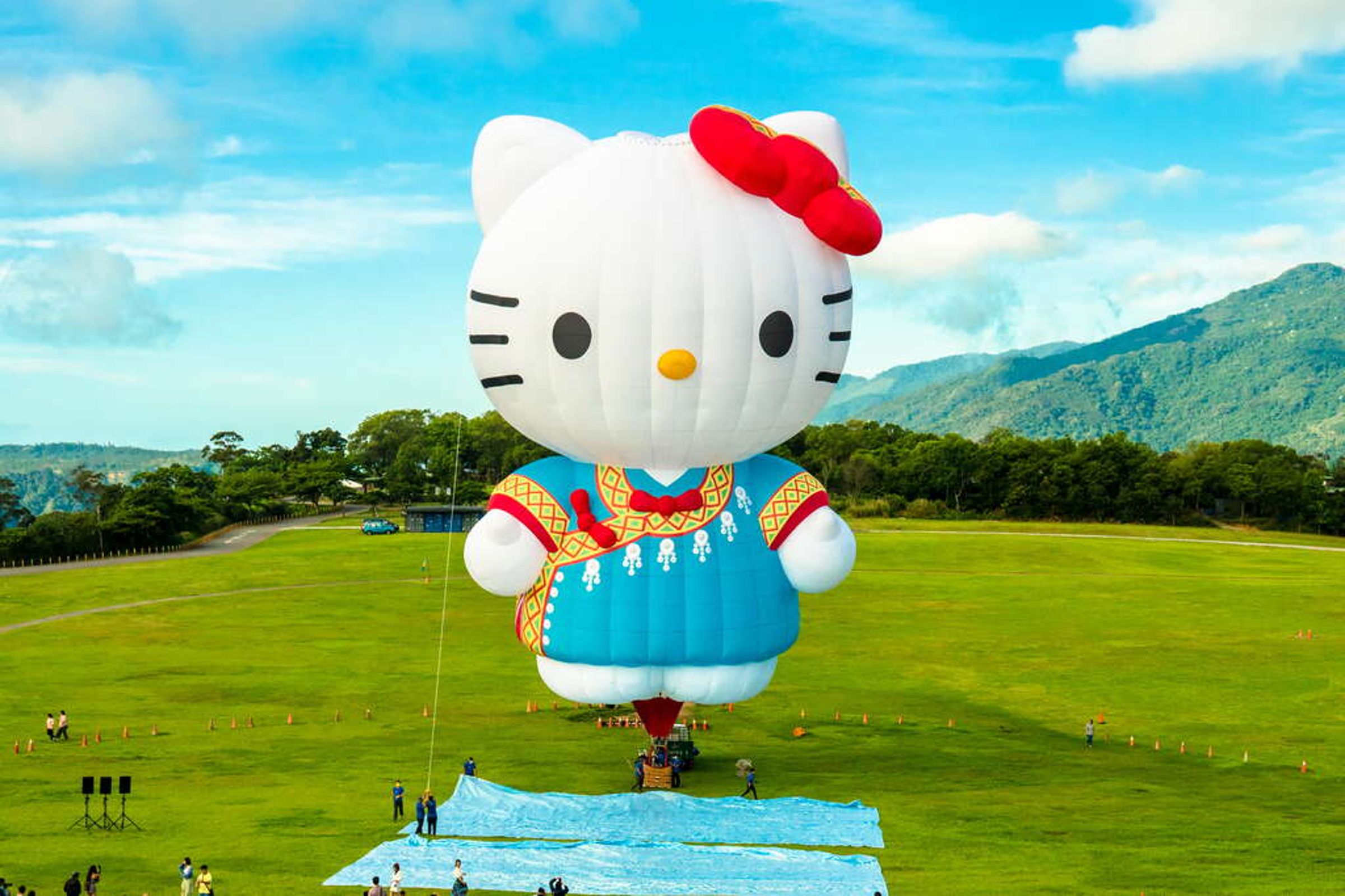 Hello Kitty球準備升空時，慘遭強風吹倒熱氣球，還被充氣用的火焰燒毀部分結構。（翻攝台灣國際熱氣球嘉年華官網）