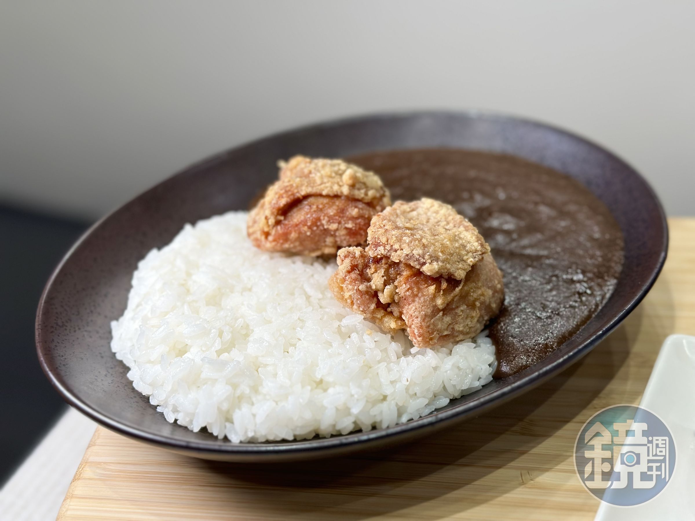 台灣連鎖丼飯界元老「吉野家」，推出全新料理，爆濃系日式黑咖哩和脆皮唐揚雞。