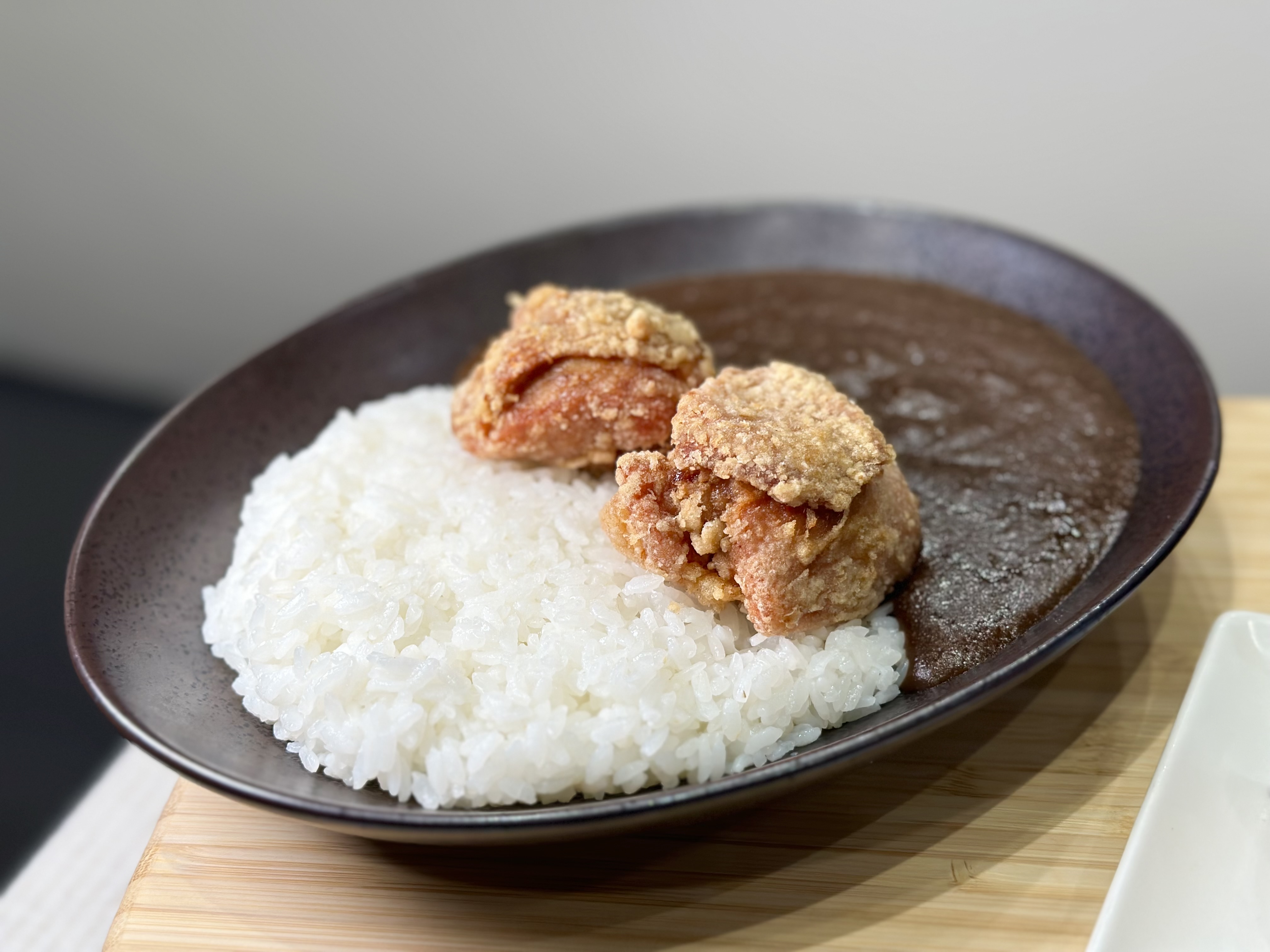 台灣連鎖丼飯界元老「吉野家」，推出全新料理，爆濃系日式黑咖哩和脆皮唐揚雞。