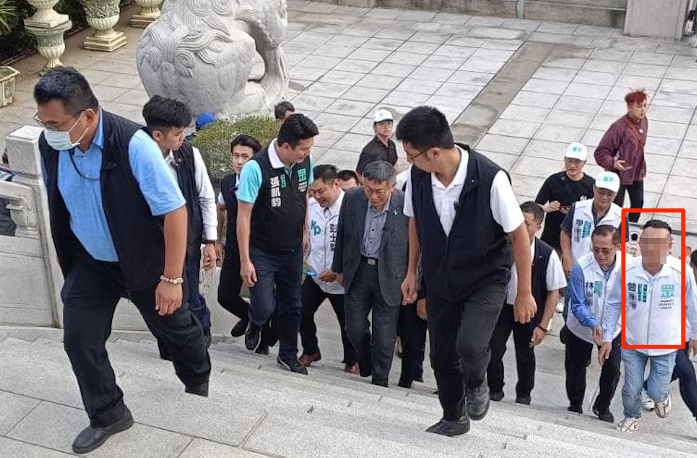 曾男因擔任民眾黨桃園黨部的區主任有不少機會與柯文哲同框，但因有前科等黑歷史，基層質疑黃成峻用人能力欠佳。（翻攝曾姓前區主任臉書）