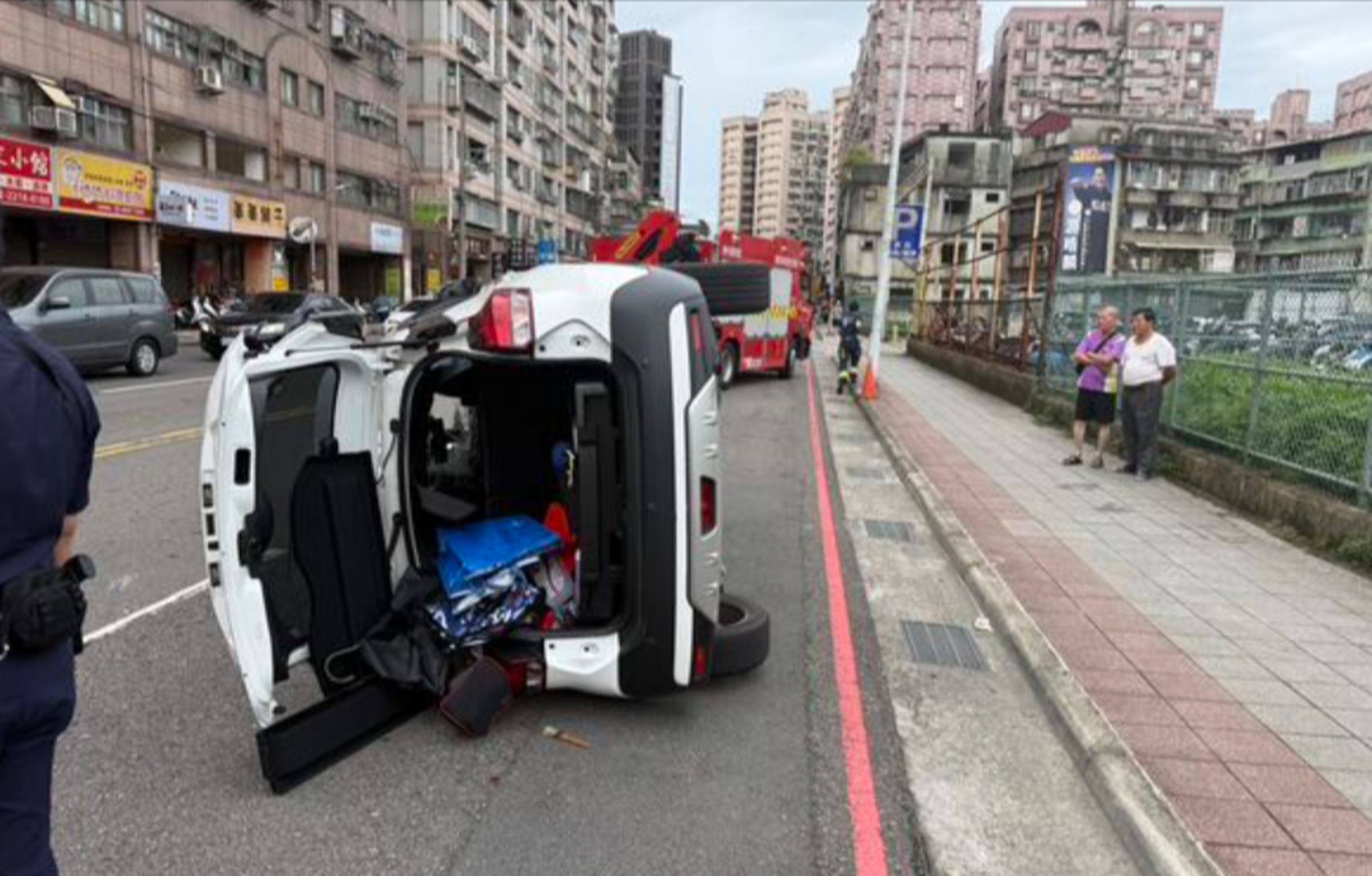陳姓女子疑因恍神未注意路況,駕車跨越雙黃線擦撞停等紅綠燈的車輛。