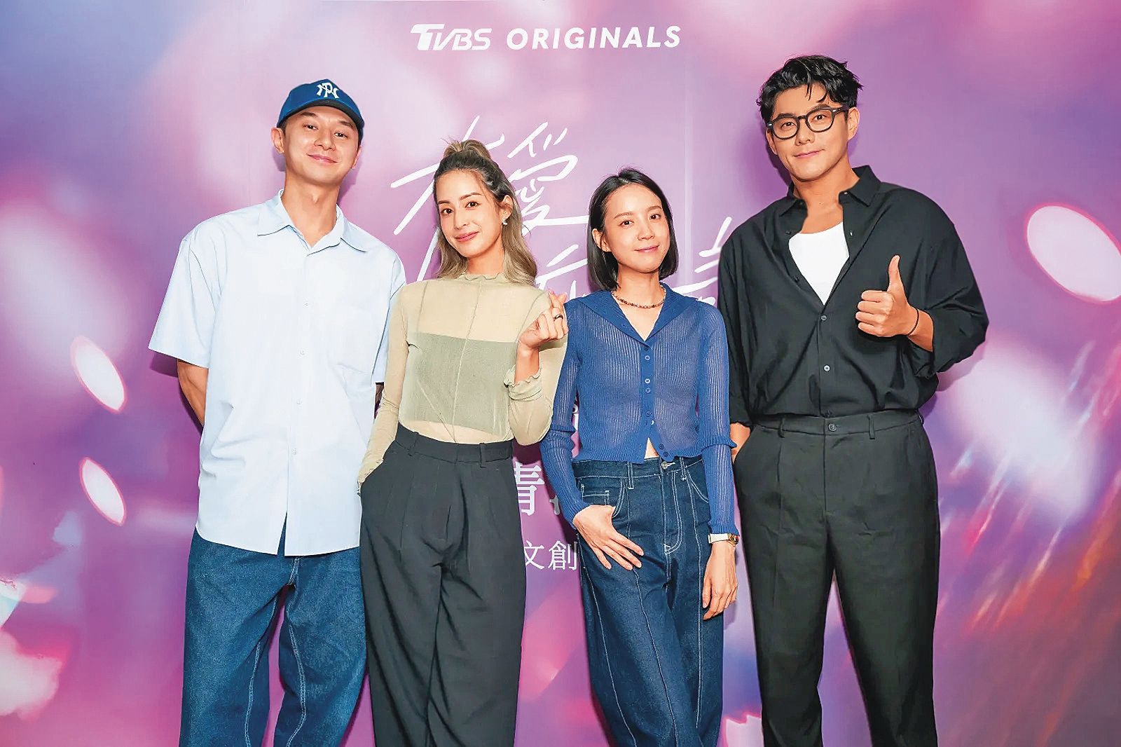 莫允雯（左二）和張軒睿（左起）、程予希與李程彬今年6月出席新戲《有愛我們床上談》殺青酒。（TVBS提供）