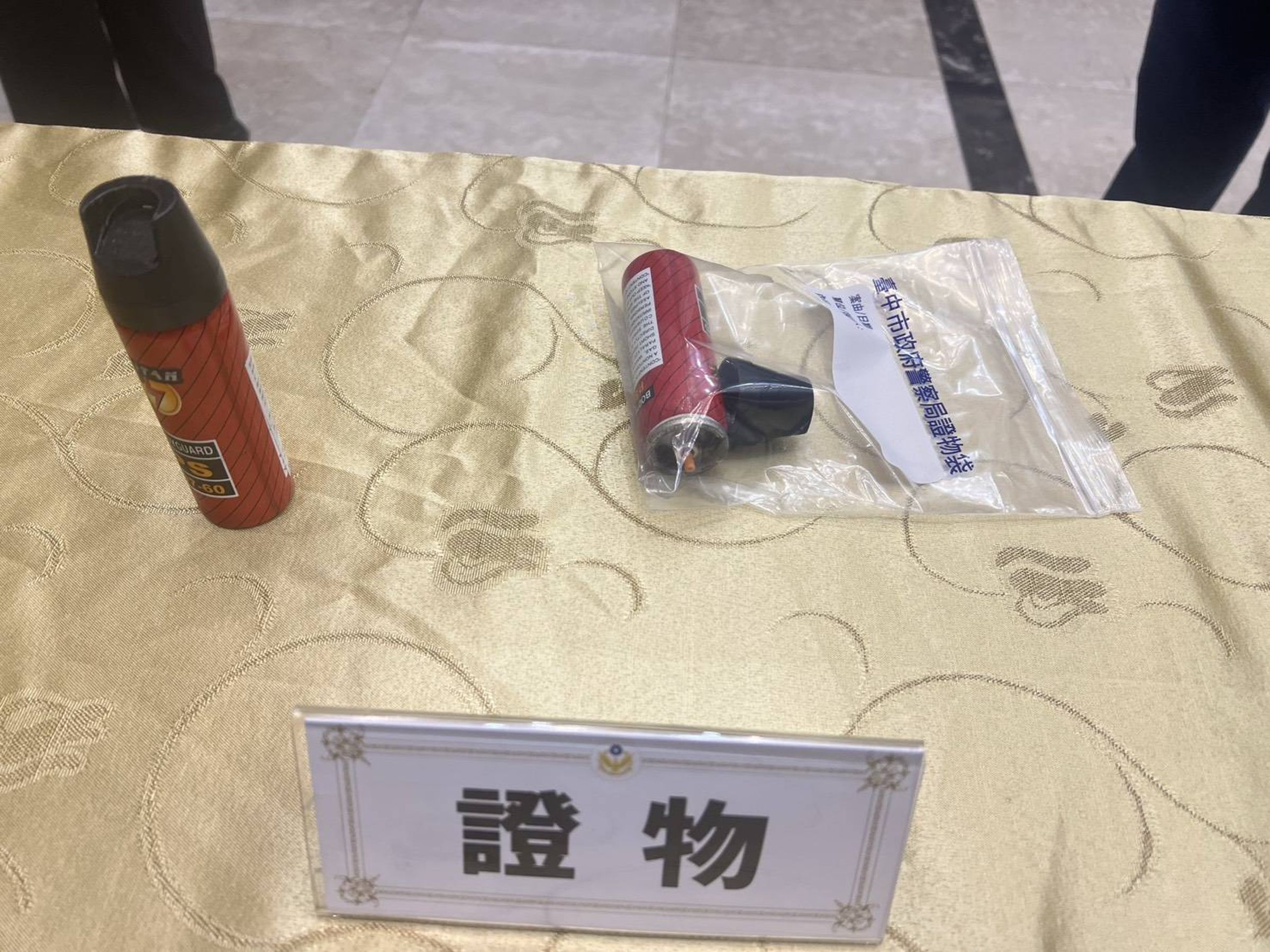 受損的辣椒水被查扣列為傷害罪證物。(台中市警察局提供)