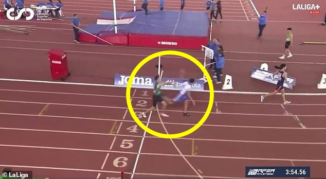 超沒品！田徑1500公尺賽跑爭第2名，選手竟在終點前把競爭者推倒。（翻自《每日郵報》）