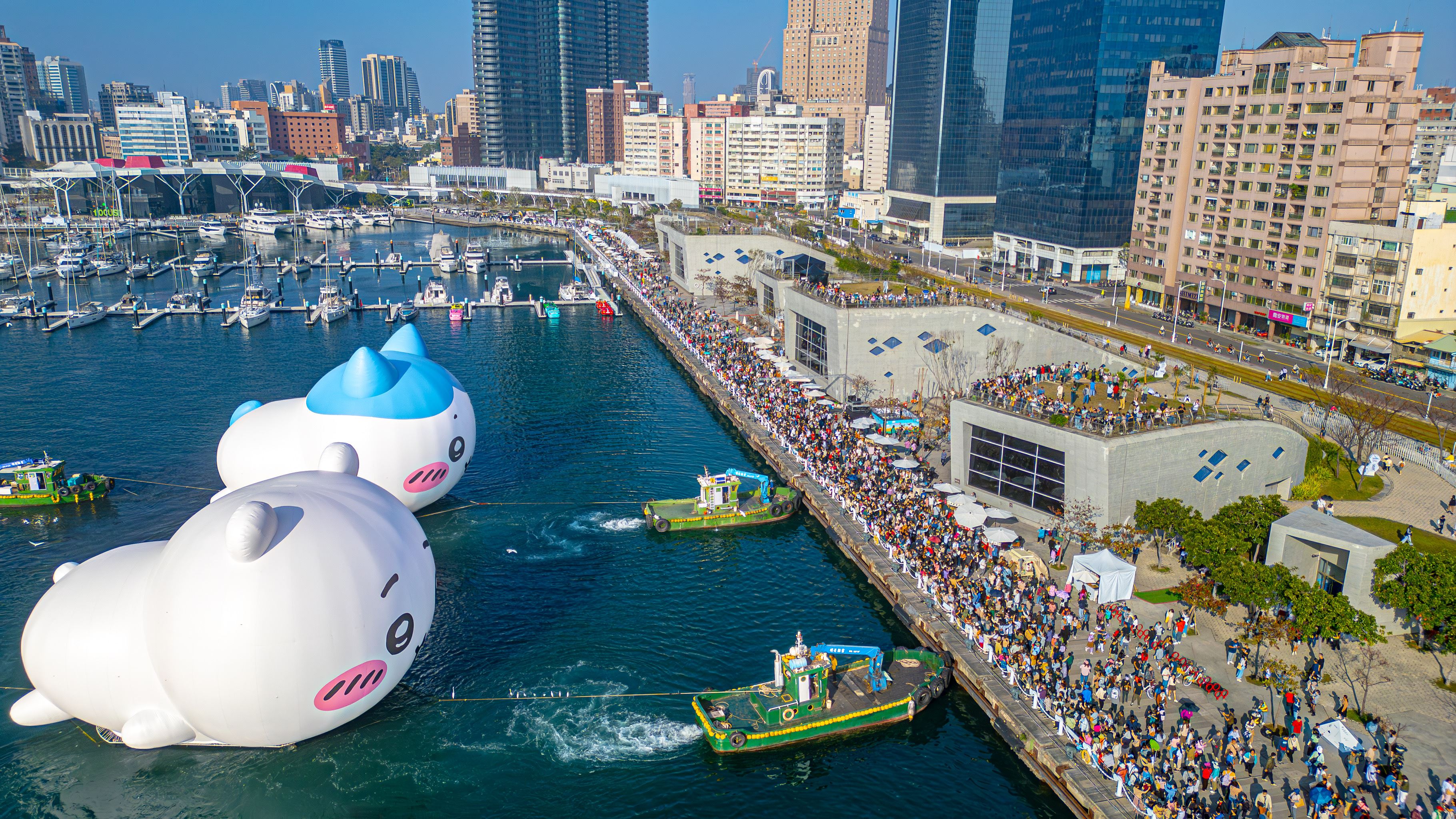吉伊卡哇和小八貓大型氣偶遊港移動到17號碼頭，現場吸引許多民眾搶拍。（高雄市府提供）