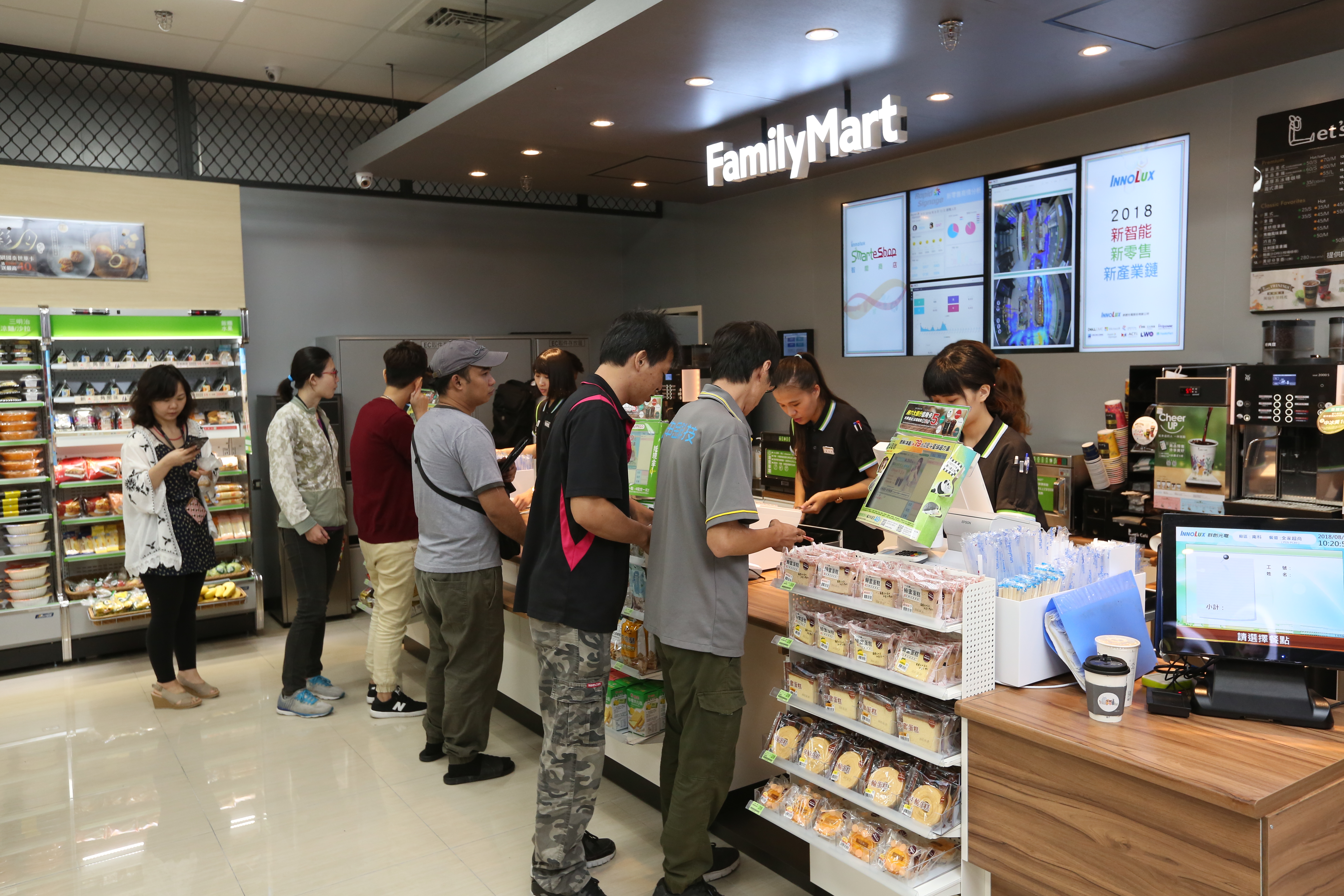 財政部提醒，今年度5、6月統一發票兌獎期限只到明天，尚有3張千萬特獎無人認領，其中一張是在全家超商僅花21元買飲料中獎。（本刊資料照）