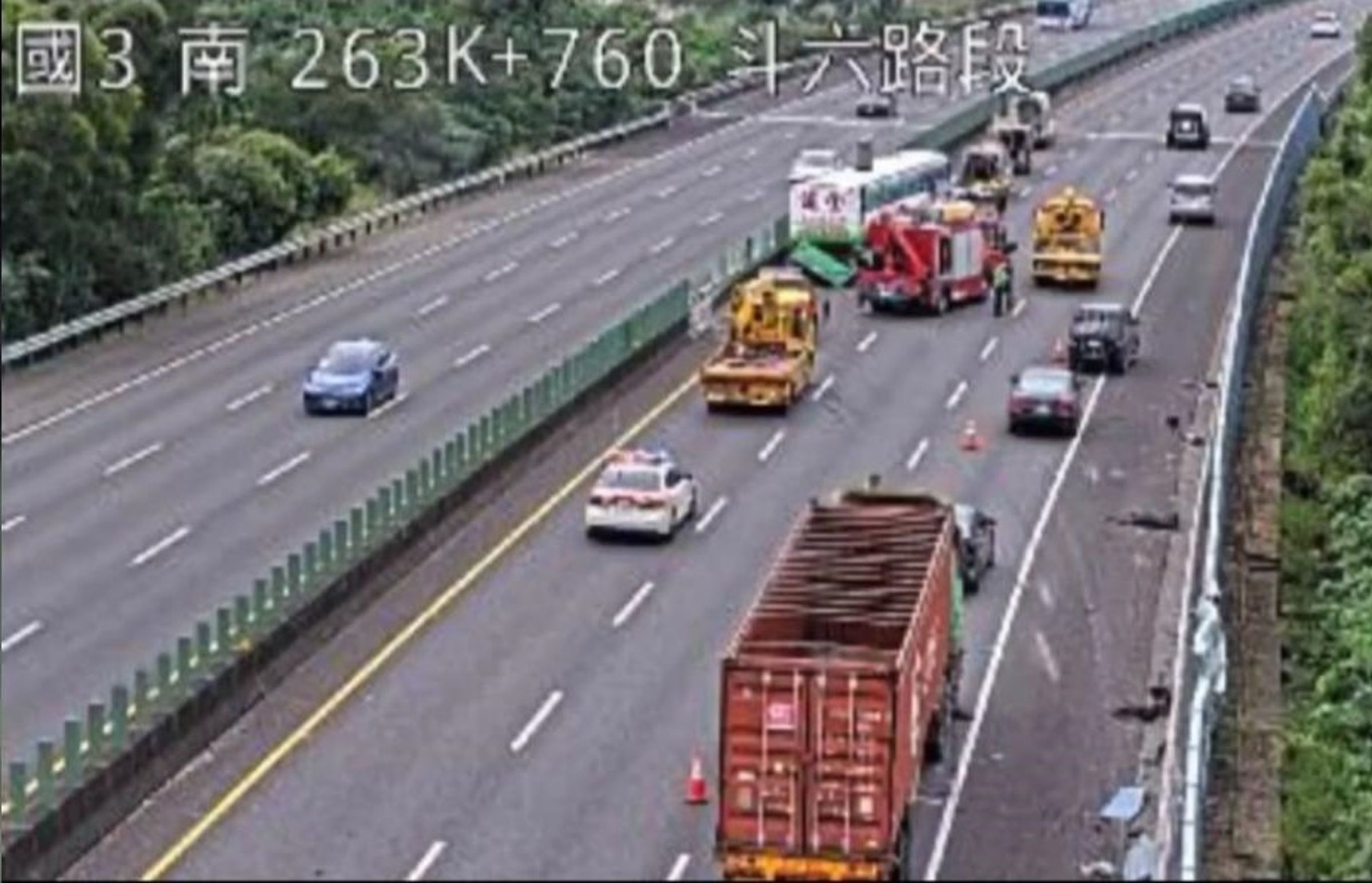 國道3號南下斗六段21日上午發生重大車禍，遊覽車與小客車碰撞，已知4人失去呼吸心跳。（翻攝高公局）