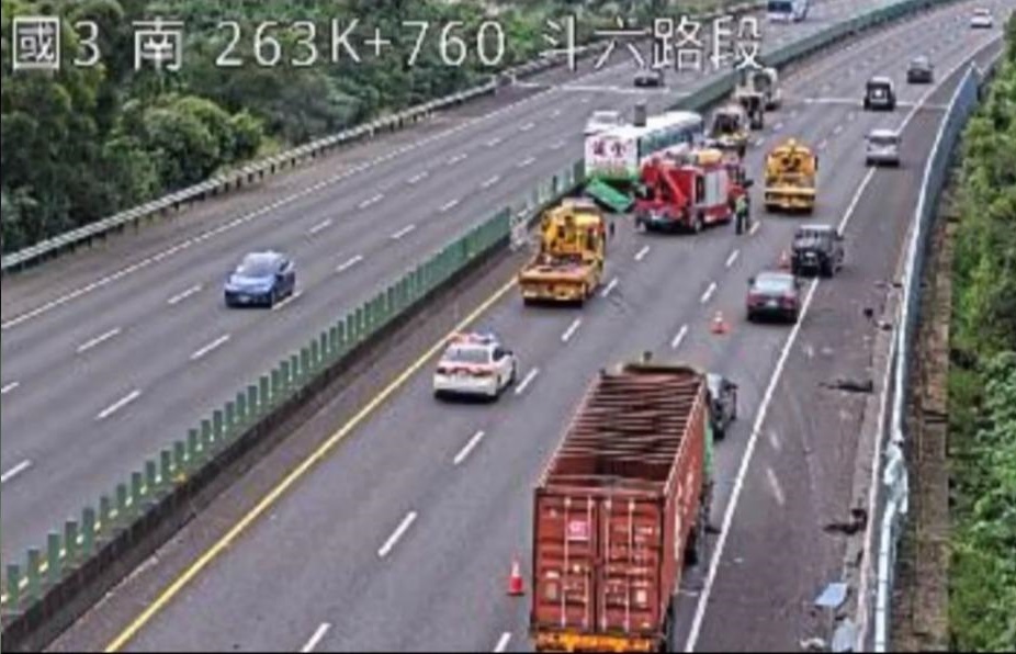 國道3號南下斗六段21日上午發生重大車禍，遊覽車與小客車碰撞，已知4人失去呼吸心跳。（翻攝高公局）
