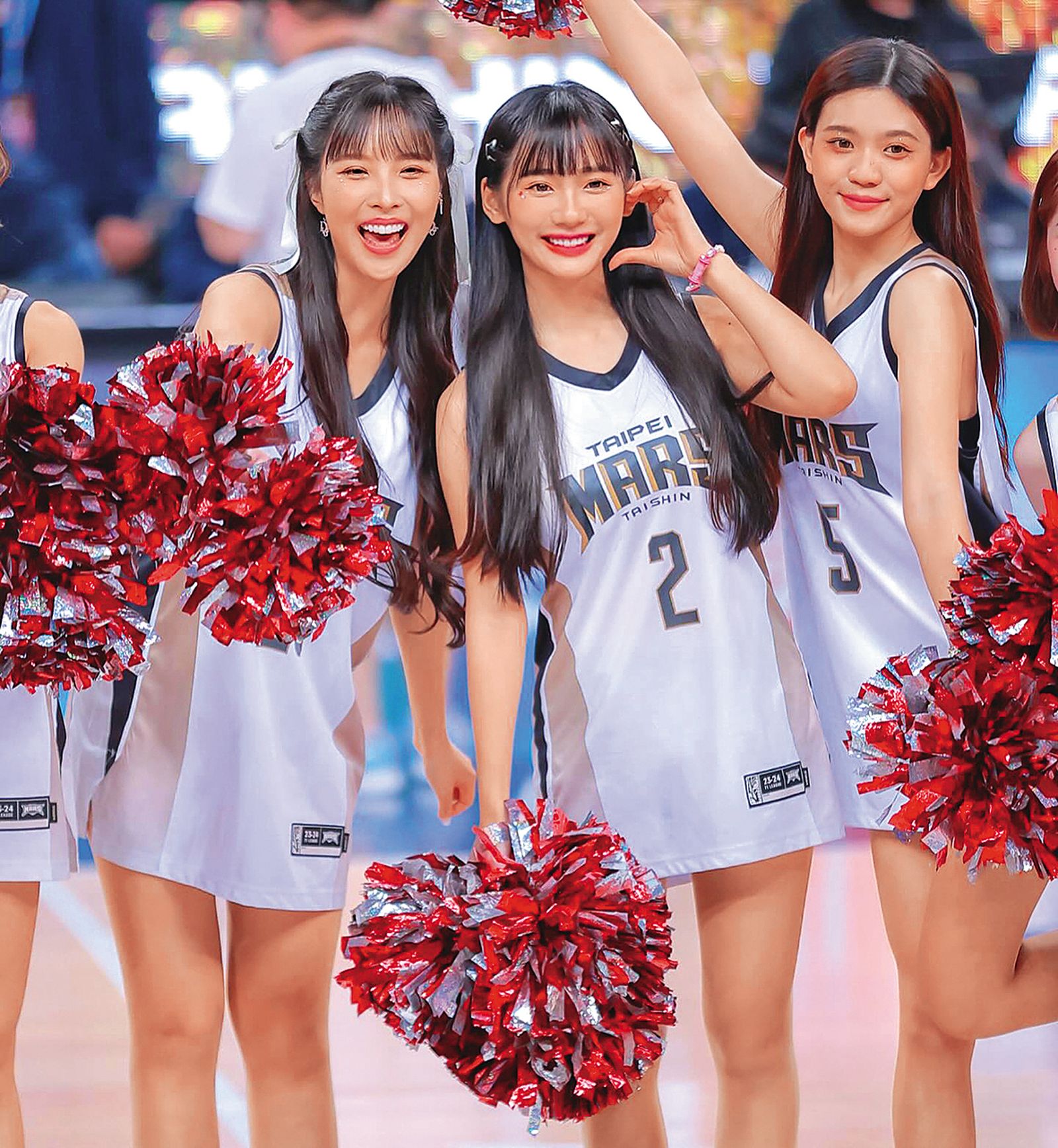 昆娜（中）目前是台灣職籃TPBL新竹御頂攻城獅專屬啦啦隊Muse Girls慕獅女孩的正式成員。 （翻攝自昆娜IG）
