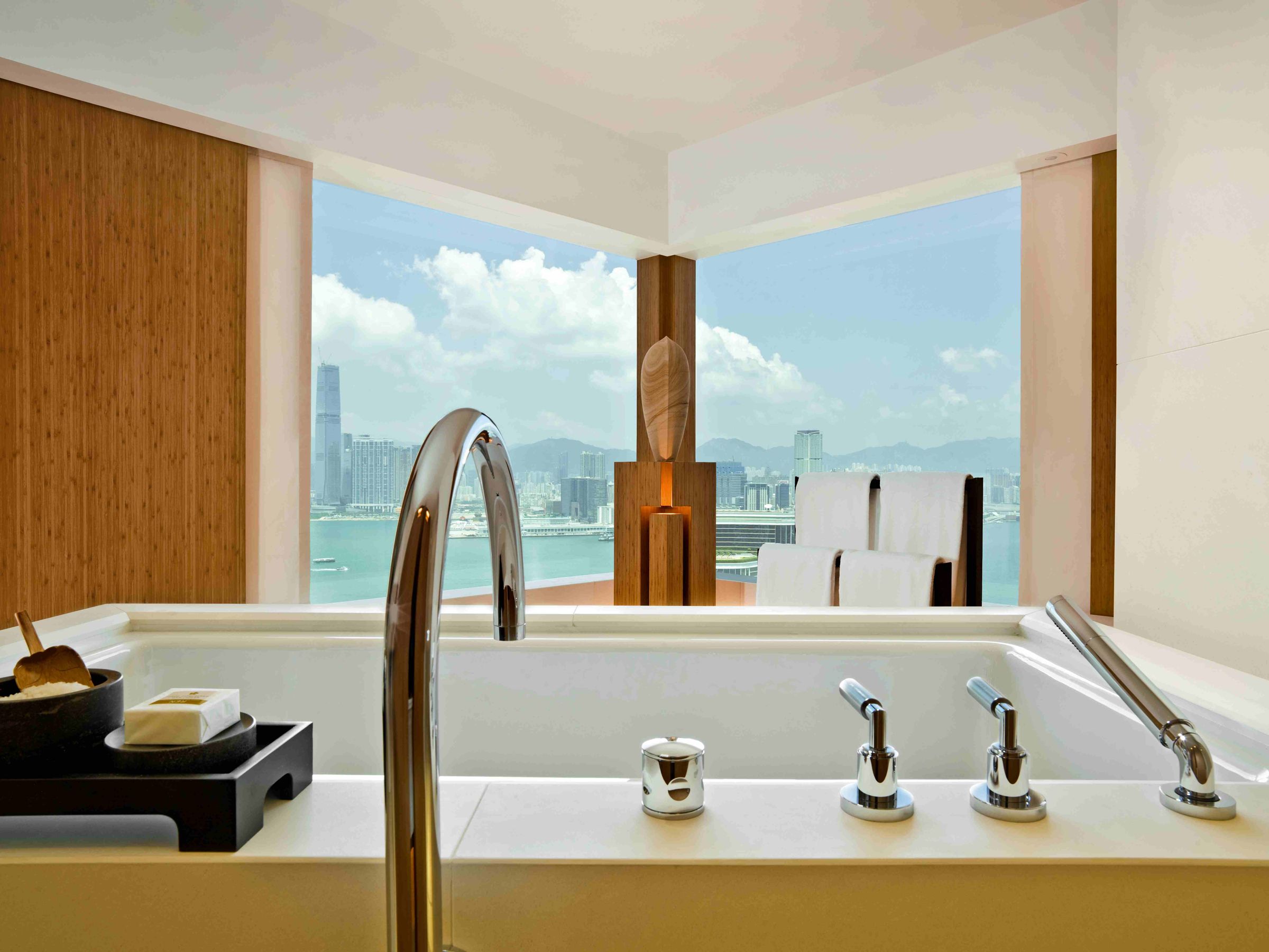 從香港居舍的大浴缸望出去,便是香港的無敵海景。(Upper House提供)