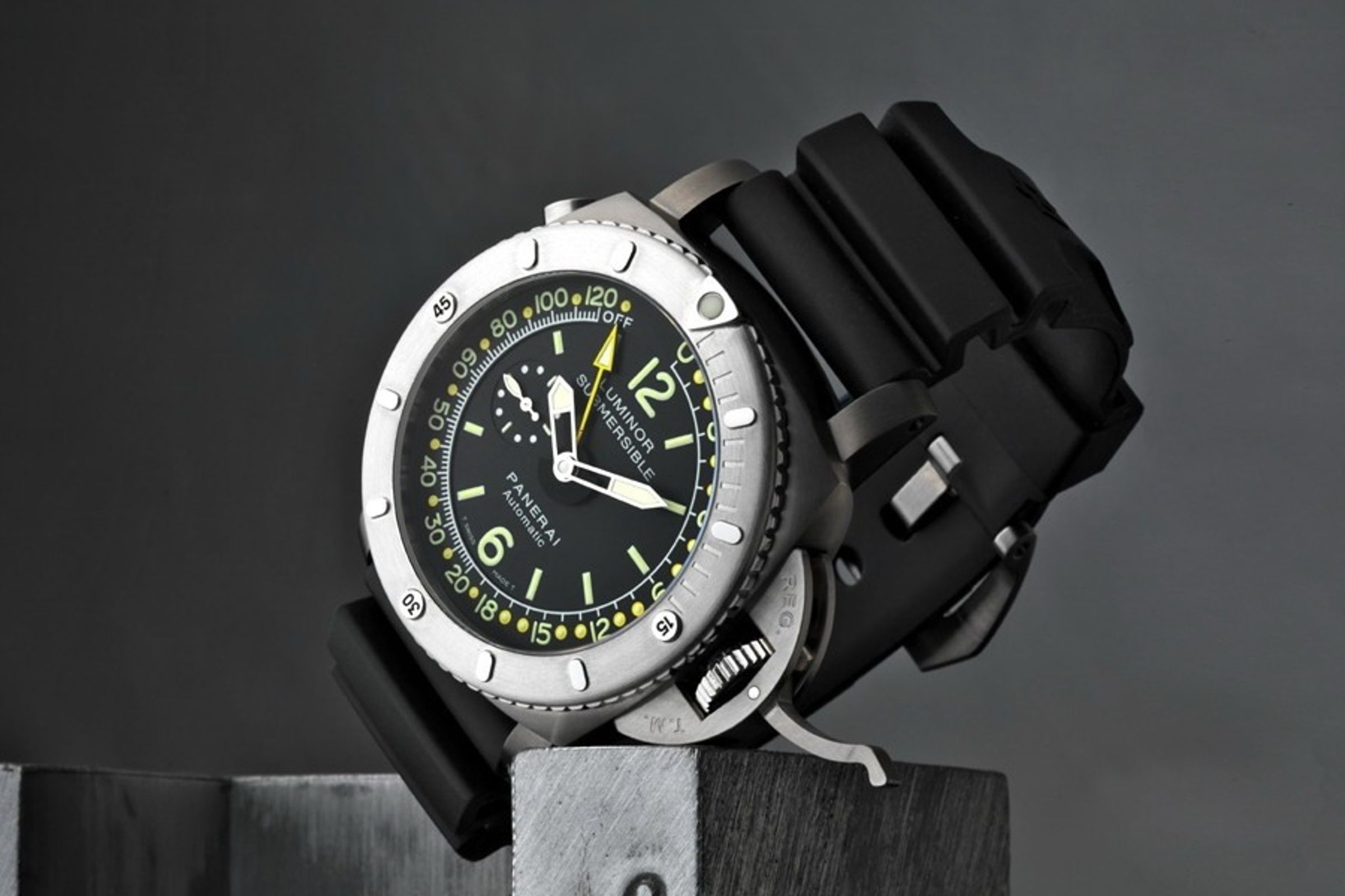 2004 年 Panerai PAM00193 結合自動上鍊機芯與電子深度感測器，測深達 120 公尺，專為專業潛水任務設計。