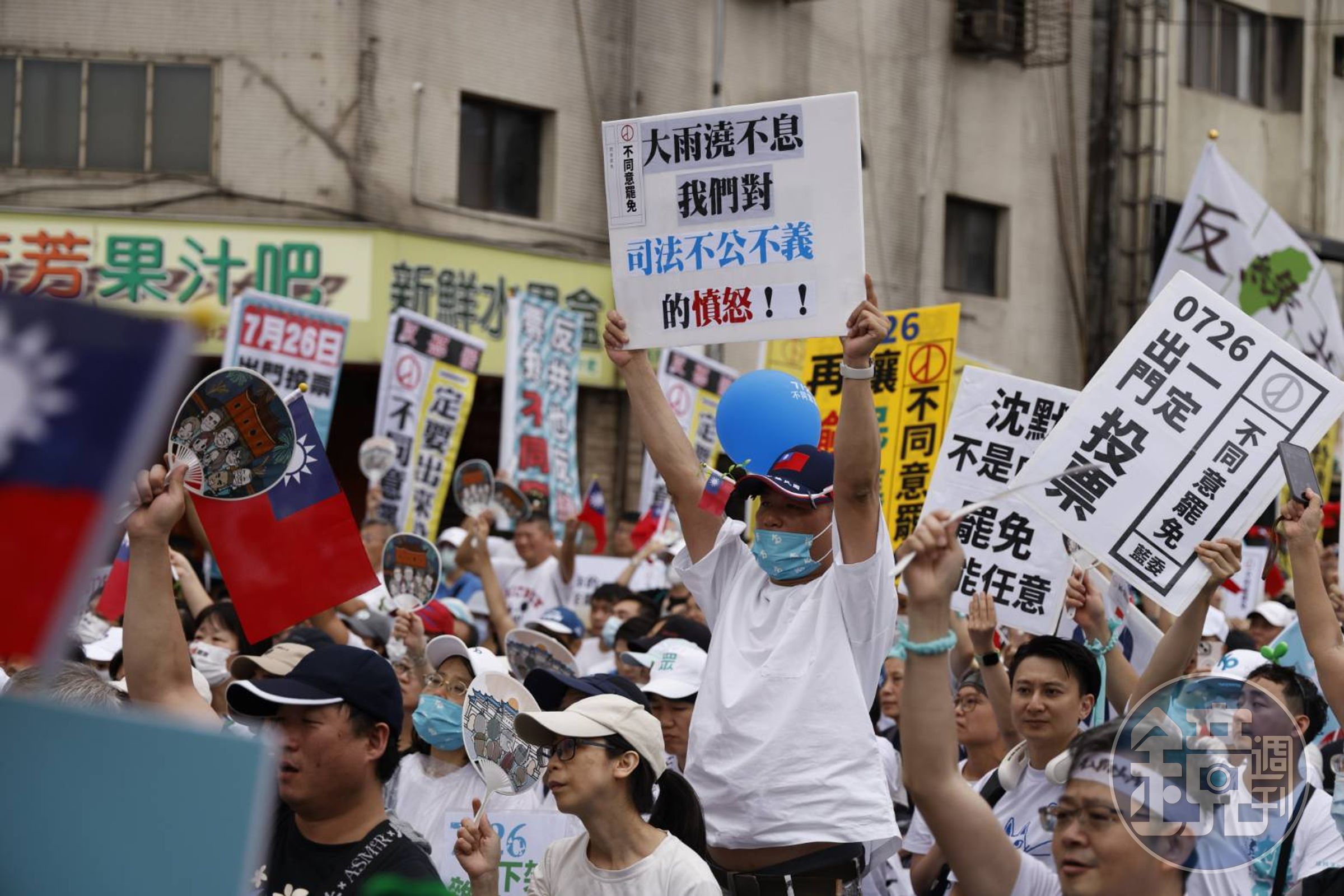 民眾黨今日於民進黨中央黨部前辦造勢活動,活動結束後竟有民眾在民進黨中央門口招牌砸雞蛋。