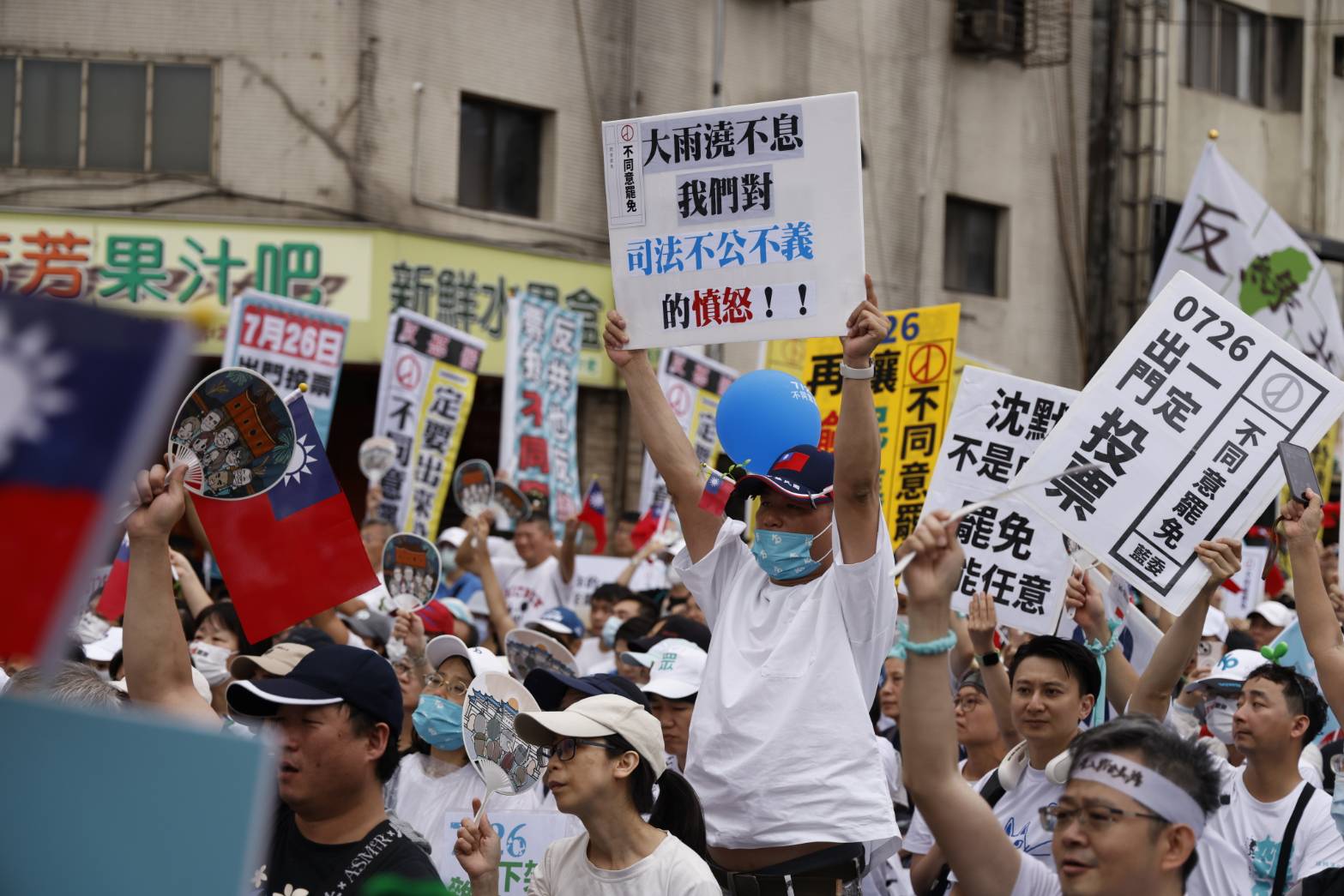 民眾黨今日於民進黨中央黨部前辦造勢活動,活動結束後竟有民眾在民進黨中央門口招牌砸雞蛋。