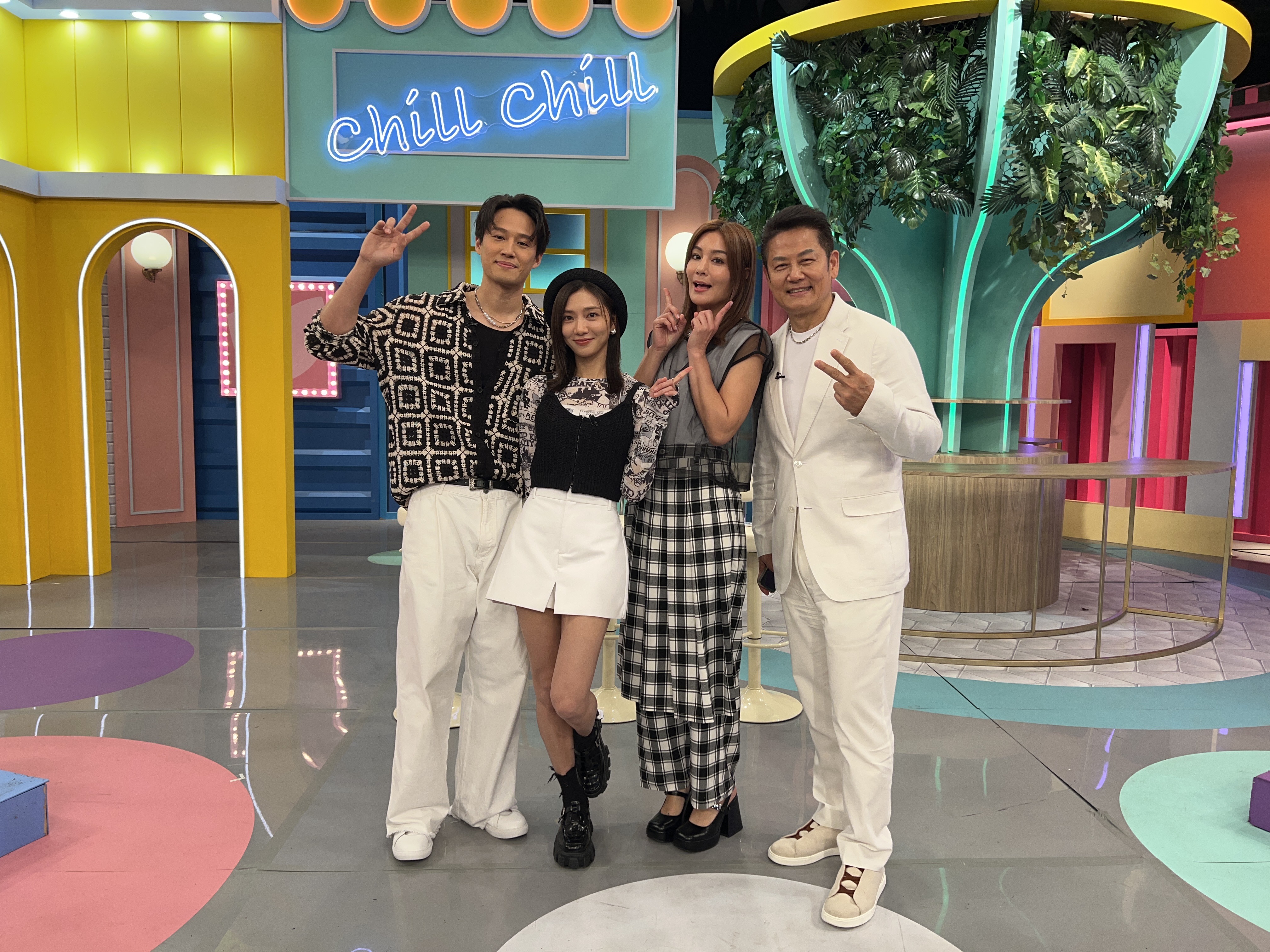 徐新洋（左起）、蔡黃汝、莎莎、徐乃麟進棚錄影。（東森超視提供）