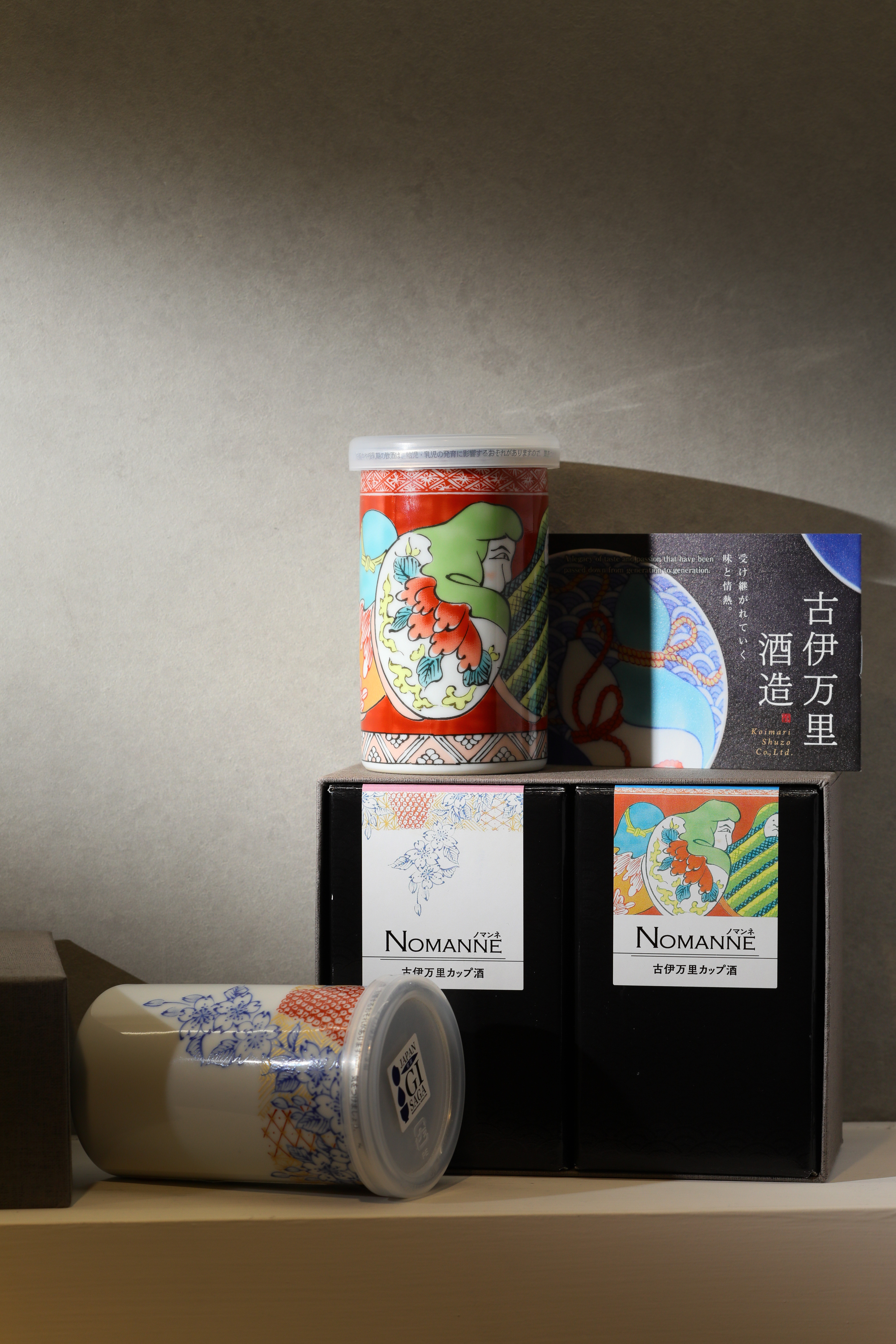 「純米酒 古伊萬里酒造 NOMANNE 櫻錦與變身達摩」以佐賀當地著名的有田燒作為杯身，「櫻錦」以繁盛櫻花象徵多子多福；「變身達摩」則祈願驅魔、健康、心想事成，很適合新居、新婚送禮。（3,399元／組）