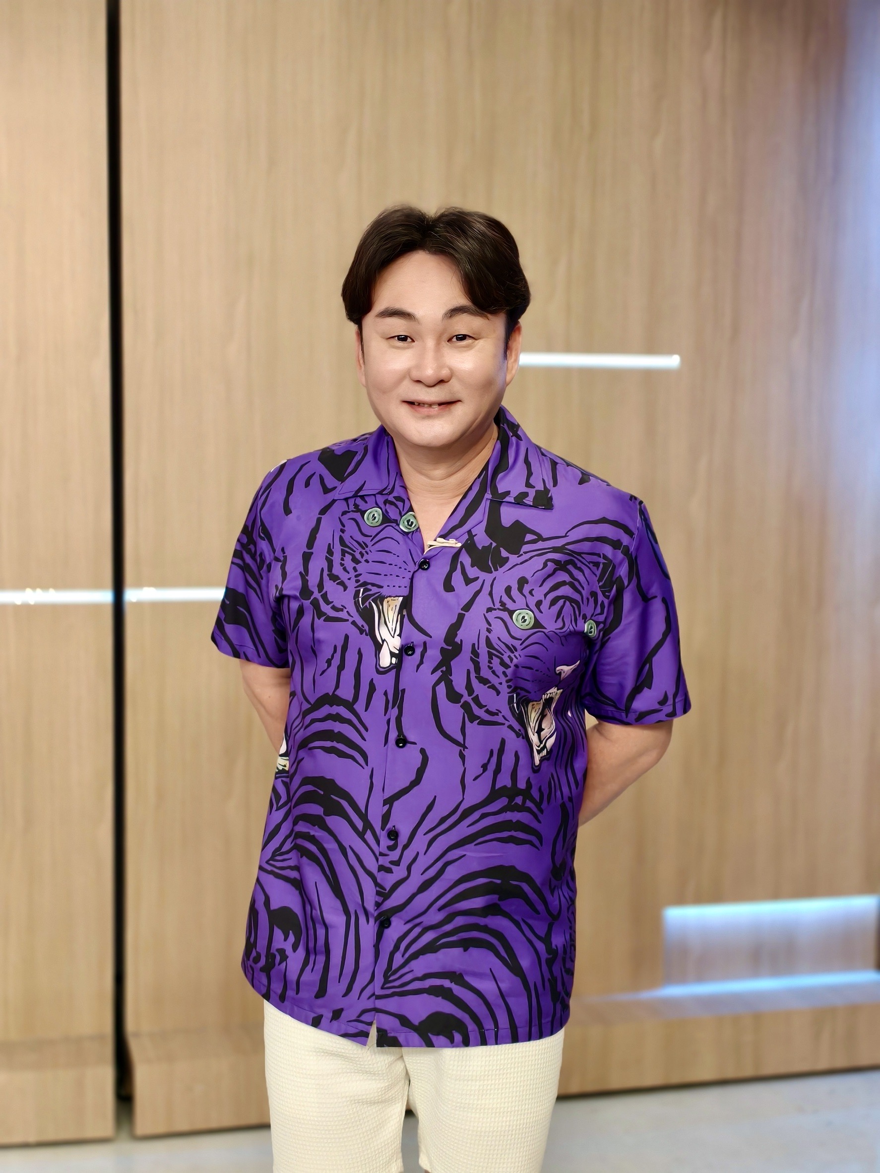 洪毛副業忙碌等於蠟燭兩頭燒。(民視提供)