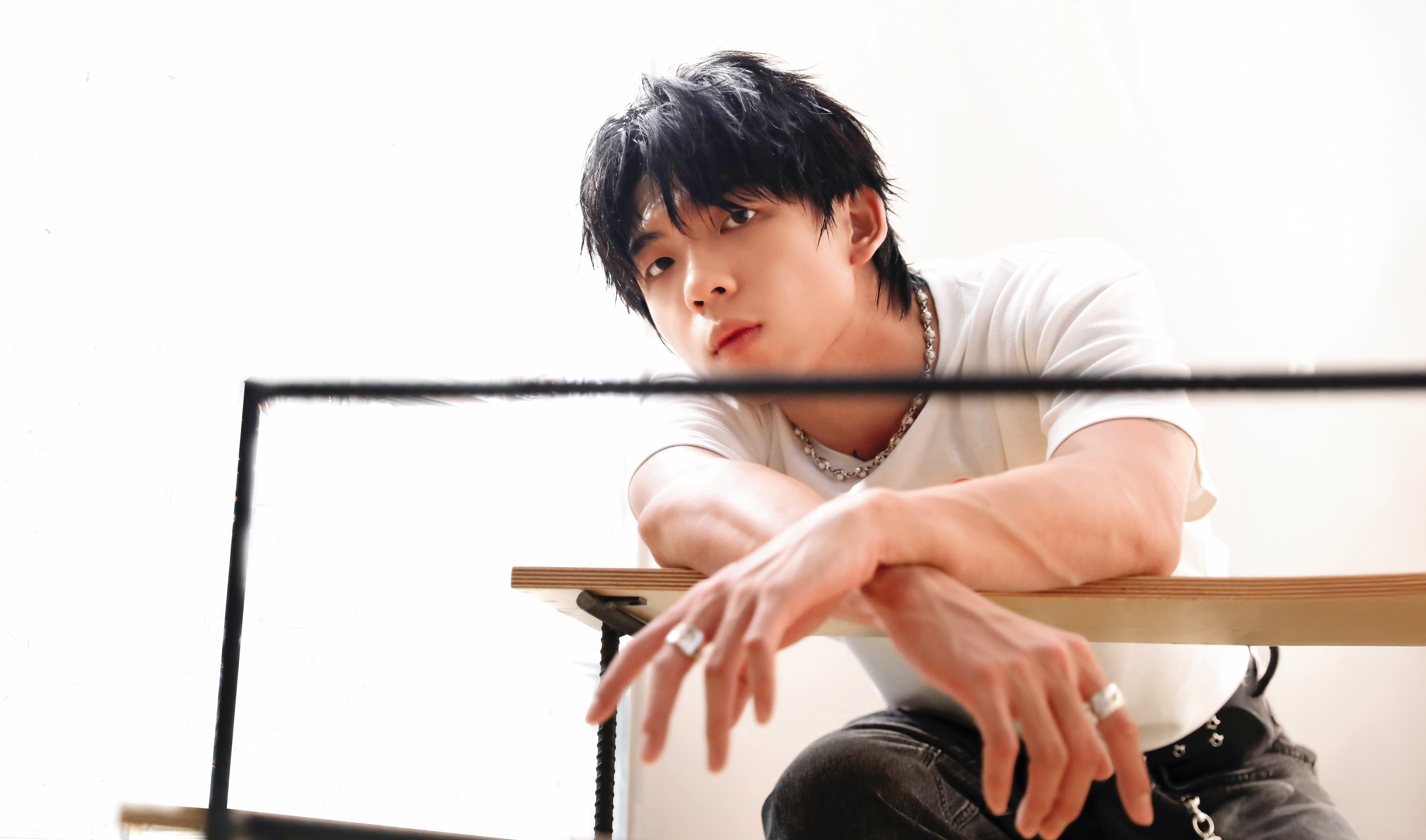 從小在自家餐廳工作，PIZZALI與父母的相處就像主管與屬下，讓他直呼感受不到家人的愛，接觸音樂後才開啟了人生新視野。