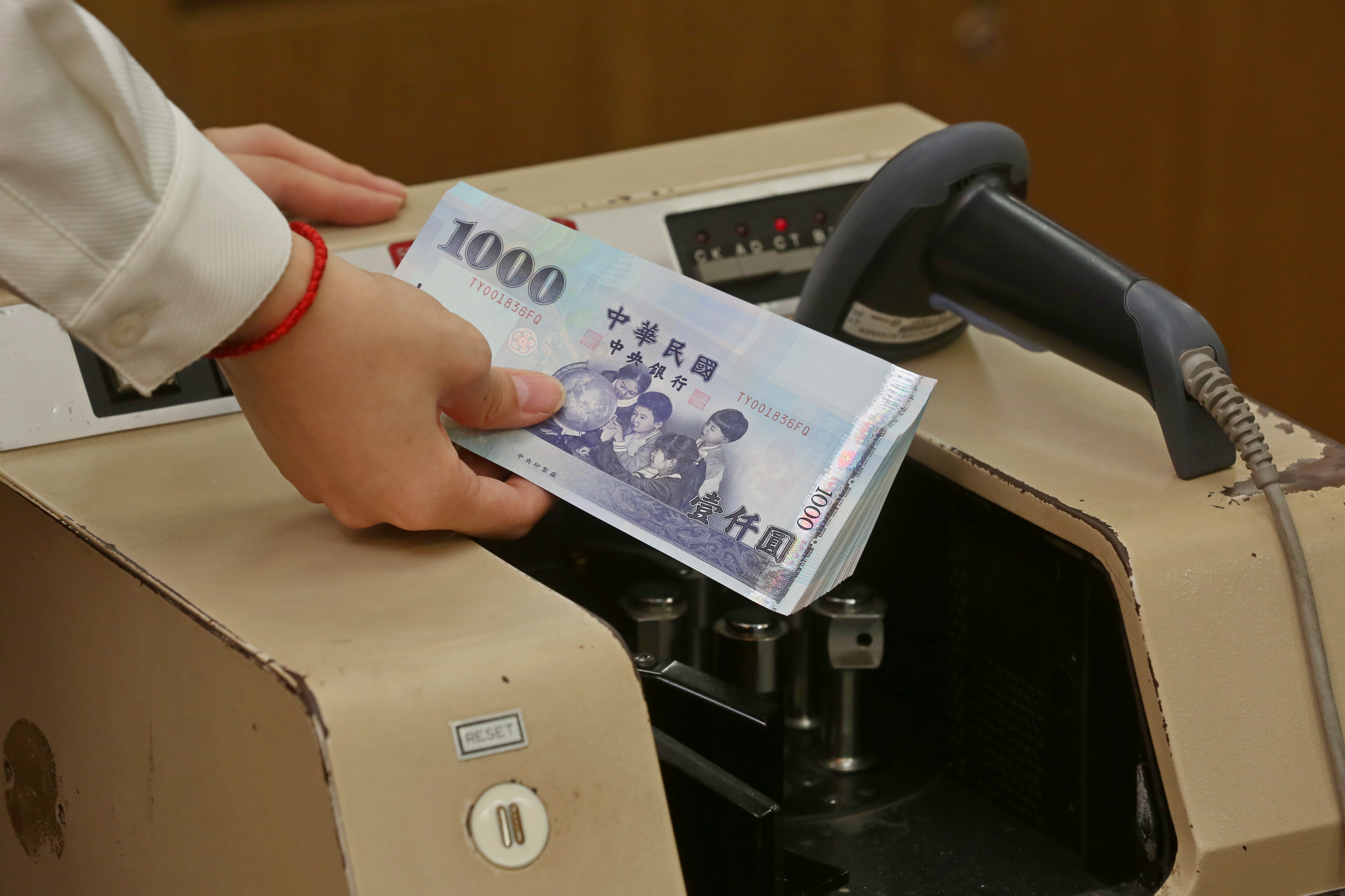 內政部提醒，已有61個政黨之政治獻金專戶廢止許可，民眾捐贈政治獻金應留意。