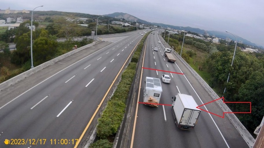 警方逕行舉發未保持安全距離的大型車輛。（翻攝畫面）