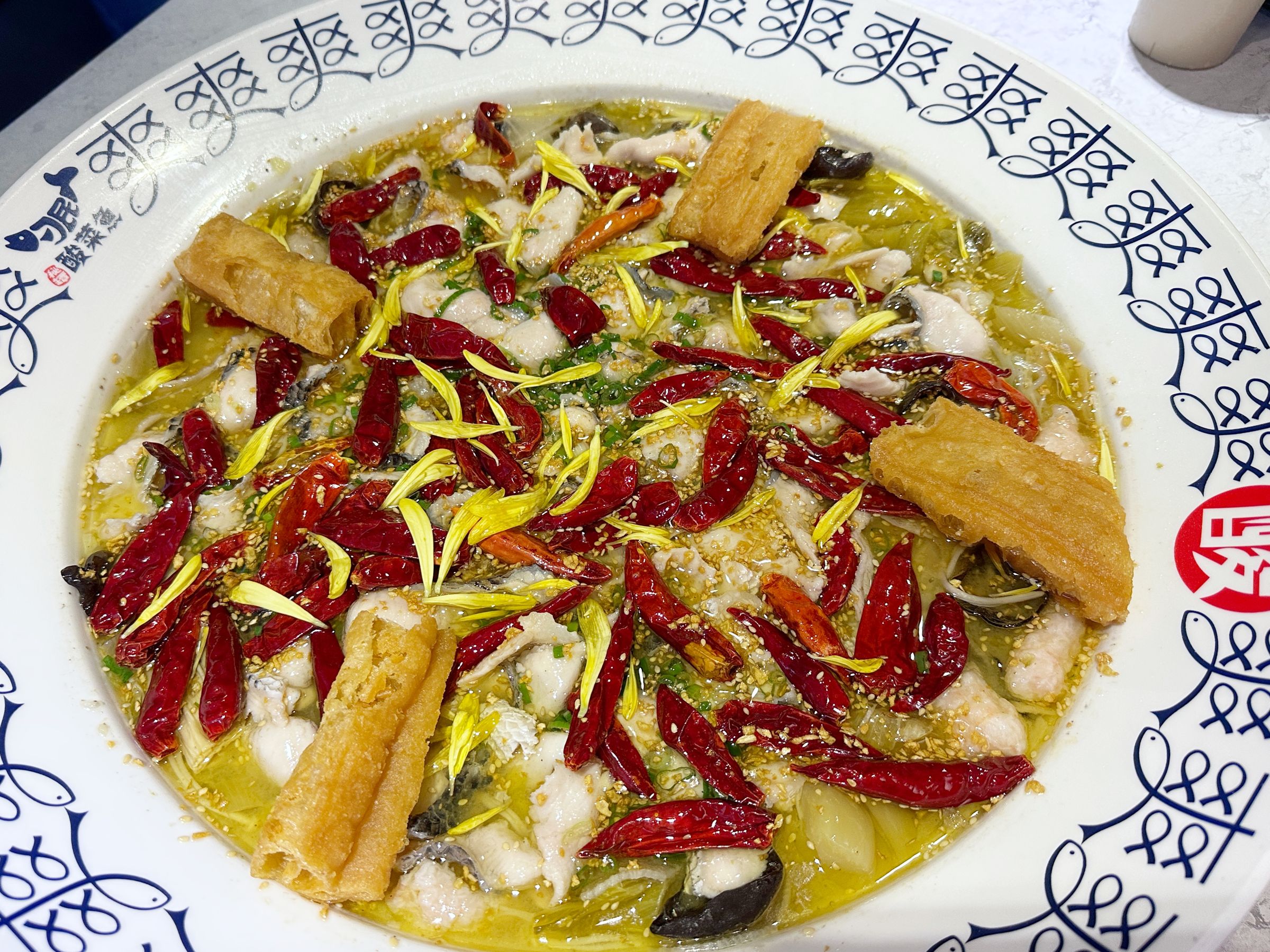 招牌「招牌秘罈酸菜魚」底層會鋪上寬冬粉，吃得到木耳、酸菜、油條等滿滿一大盆配料。（898元／大份）