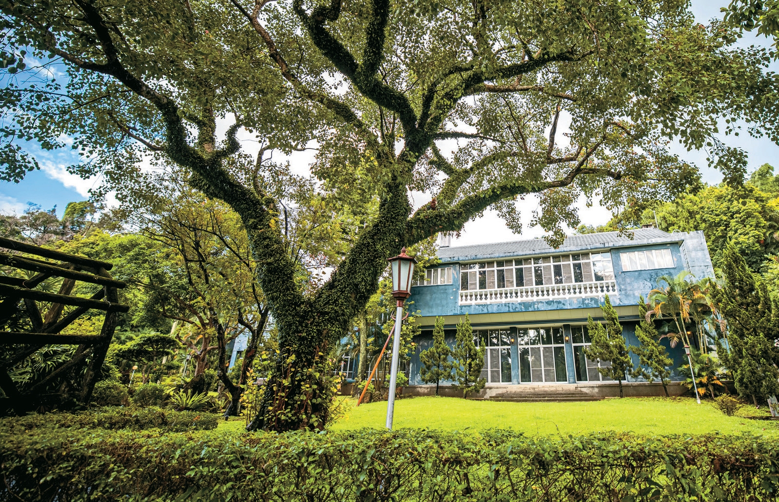 士林官邸正館與周邊盎然綠意構成秀麗景致，適合夏日走訪。（台北市觀光傳播局提供）